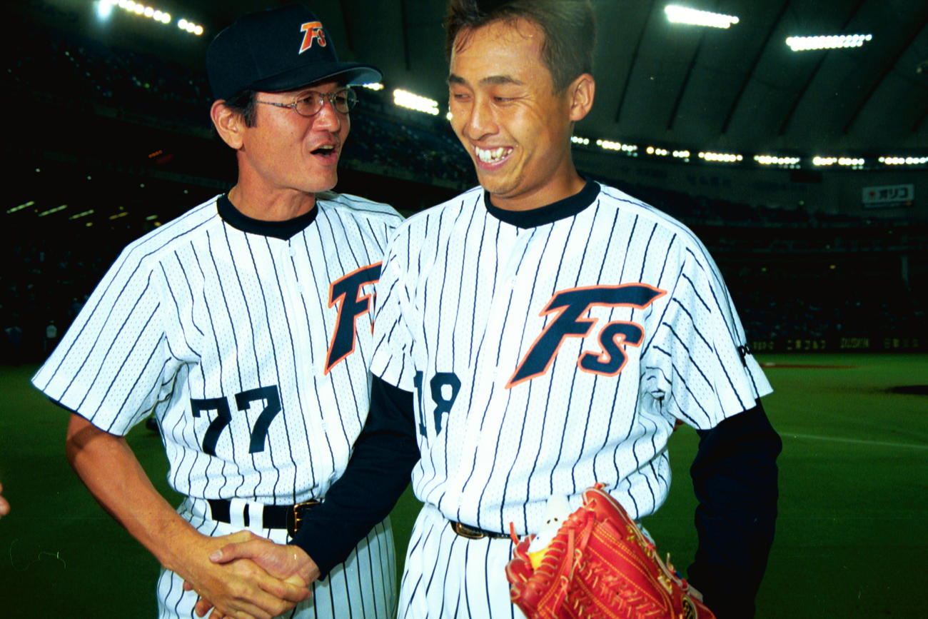00年8月、勝利した岩本を笑顔で出迎える日本ハム監督時代の大島康徳さん