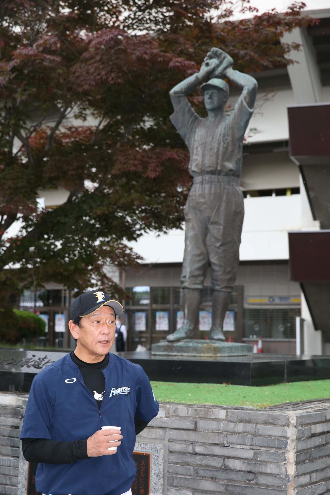 日本ハム対西武　スタルヒン像にお祈りする栗山監督