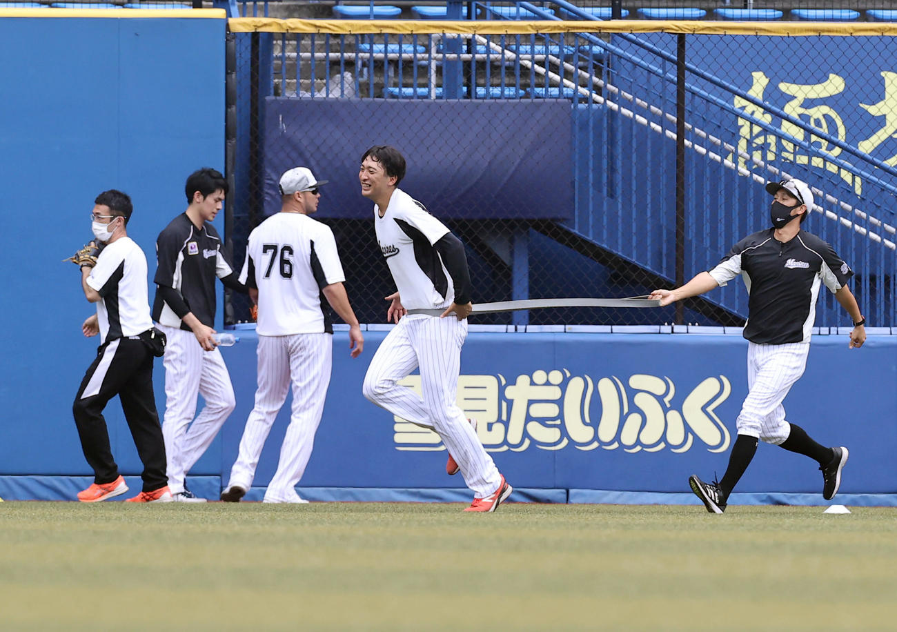 ロッテ対ソフトバンク　試合前、笑顔を見せながら走り込むロッテ河村（中央）（撮影・垰建太）