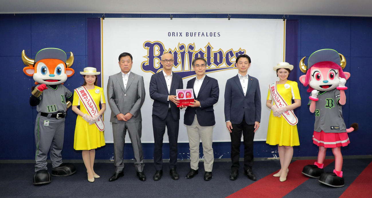 みやざきスペシャルゲームで河野宮崎市副市長（右）から記念品を受け取るオリックス湊球団社長（現場代表）