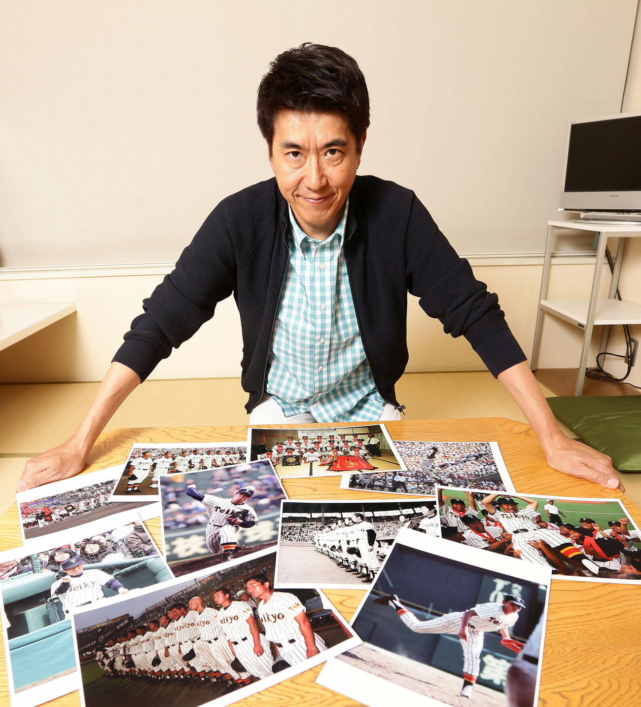 帝京高校野球部の写真を前に、高校時代のほろ苦い思い出を語った石橋貴明