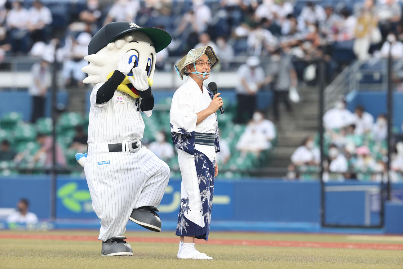 ロッテ対ソフトバンク　試合前、あいさつする丹波篠山市酒井隆明市長（撮影・垰建太）