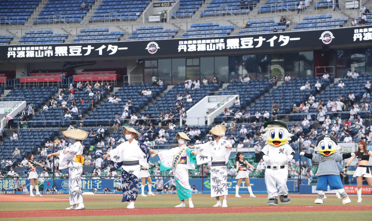ロッテ対ソフトバンク　試合前、デカンショ節を披露する丹波篠山市酒井隆明市長（左から4人目）ら（撮影・垰建太）