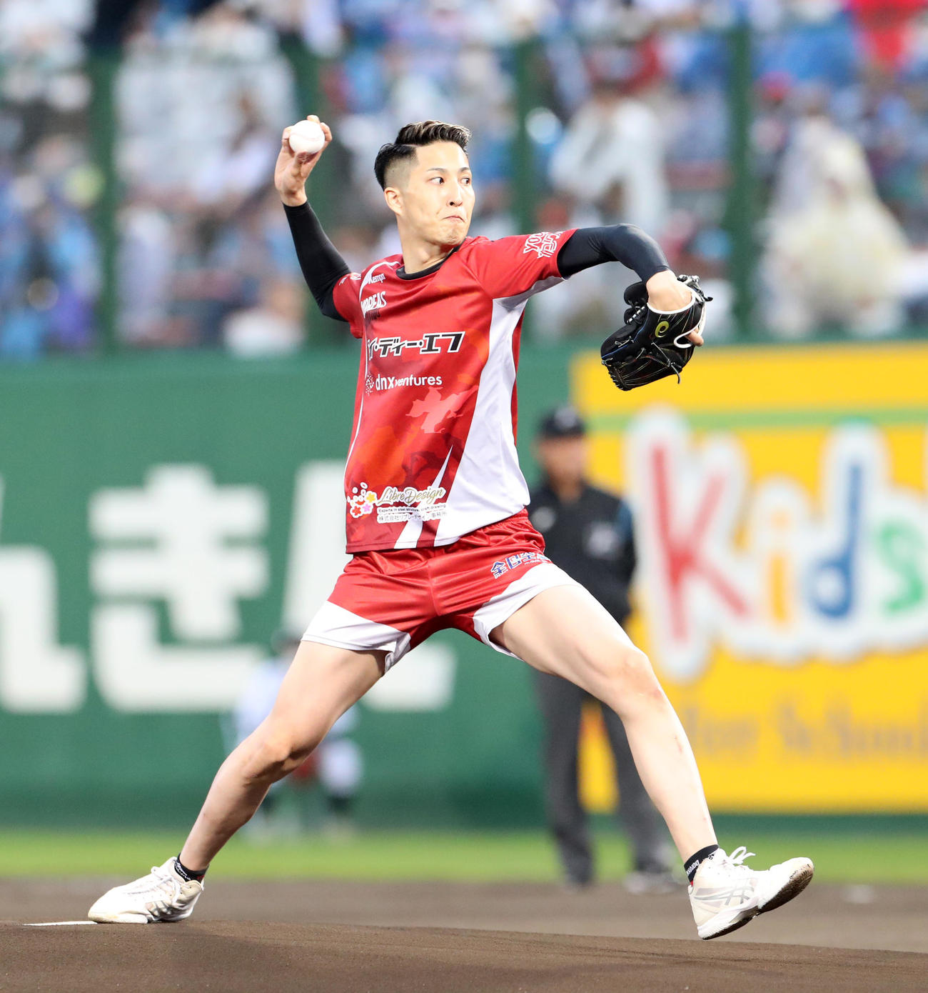 日本ハム対西武　始球式を務めるヴォレアス北海道の後藤（撮影・佐藤翔太）