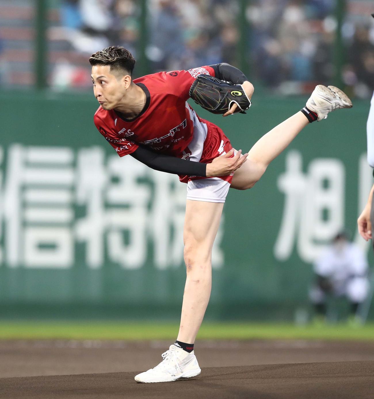 日本ハム対西武　始球式を務めたヴォレアス北海道の後藤万澄（撮影・黒川智章）