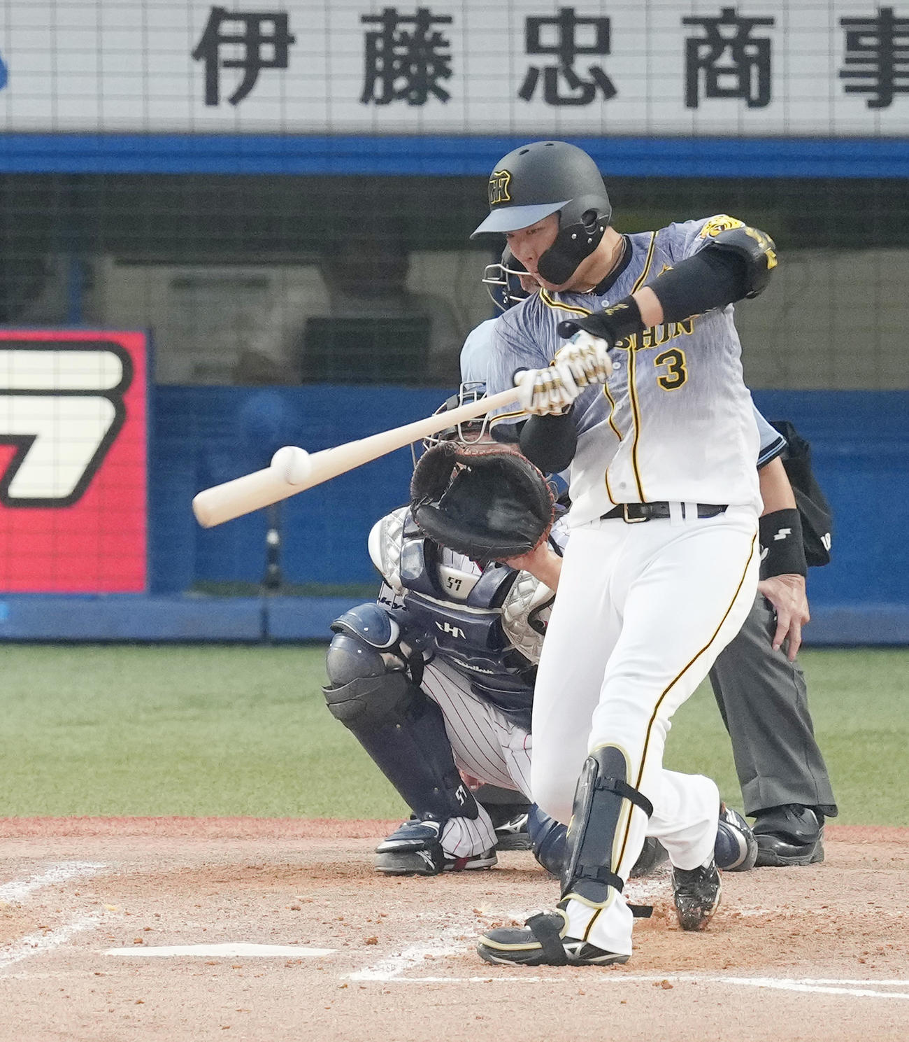 ヤクルト対阪神　3回表阪神無死、左越えに先制本塁打を放つ大山（撮影・菅敏）