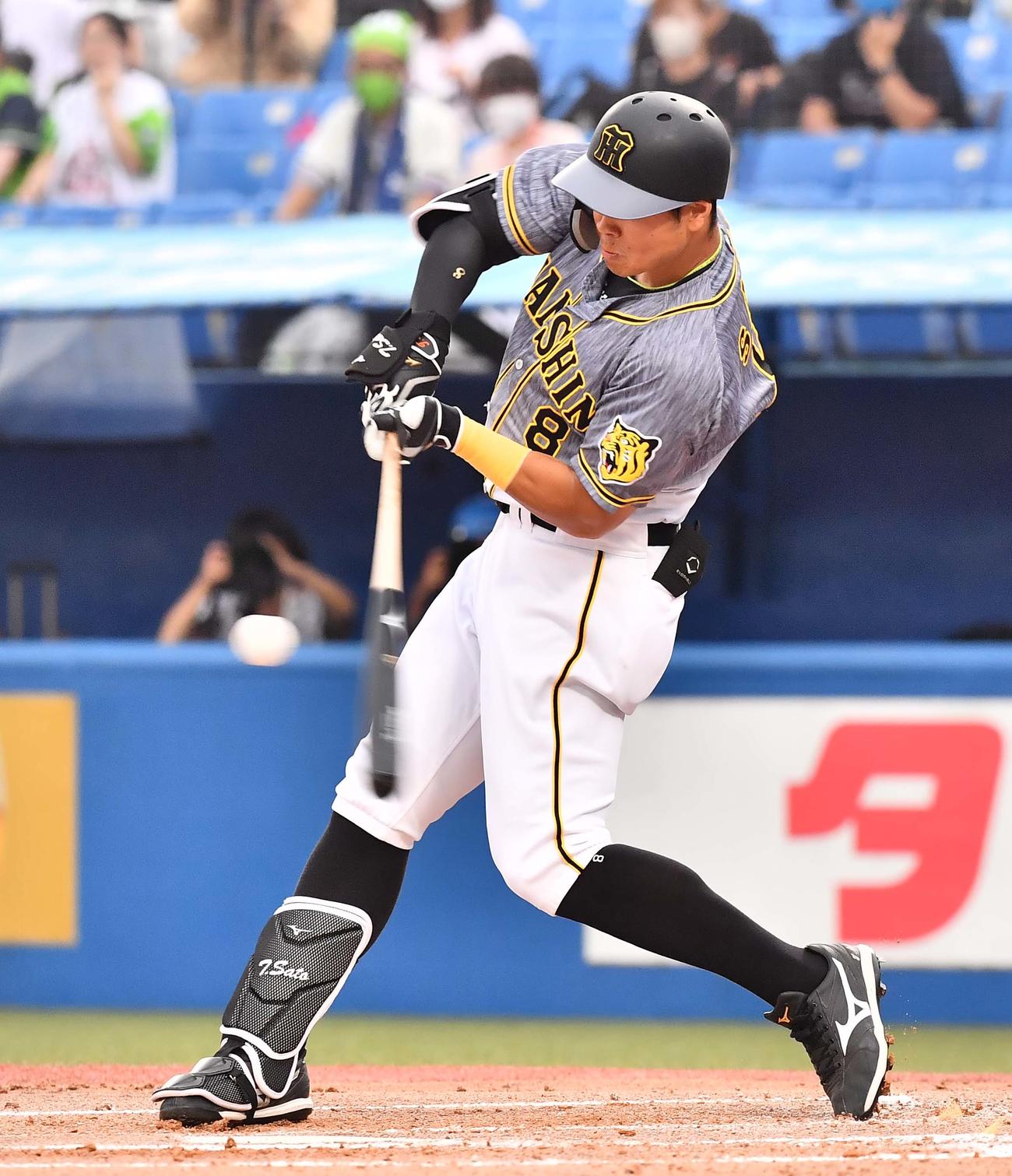 ヤクルト対阪神　2回表阪神1死、差し込まれて二ゴロに倒れる佐藤輝（撮影・上田博志）
