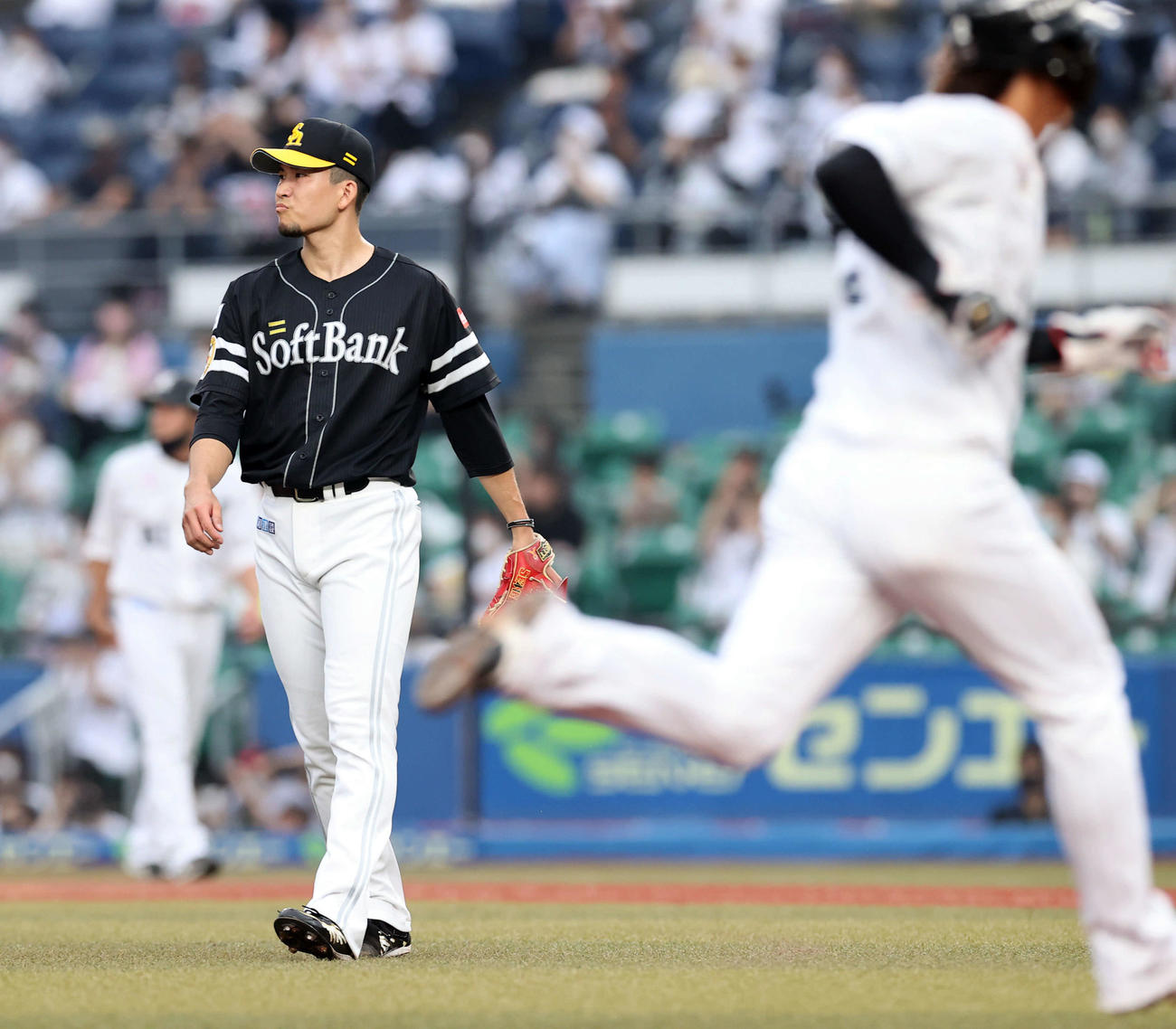 ロッテ対ソフトバンク　1回裏ロッテ1死三塁、中村奨の先制適時打で藤原（右）の生還を許し渋い表情の千賀（撮影・垰建太）