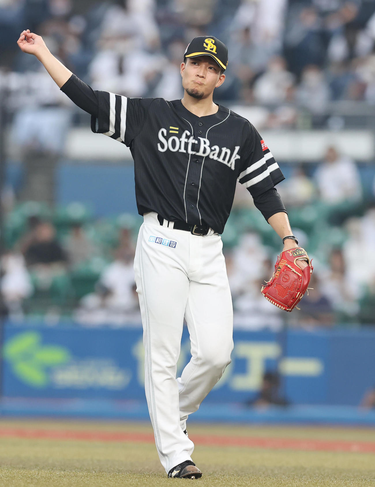 ロッテ対ソフトバンク　1回裏の登板を終え先制を許したソフトバンク先発の千賀は渋い表情で引き揚げる（撮影・垰建太）