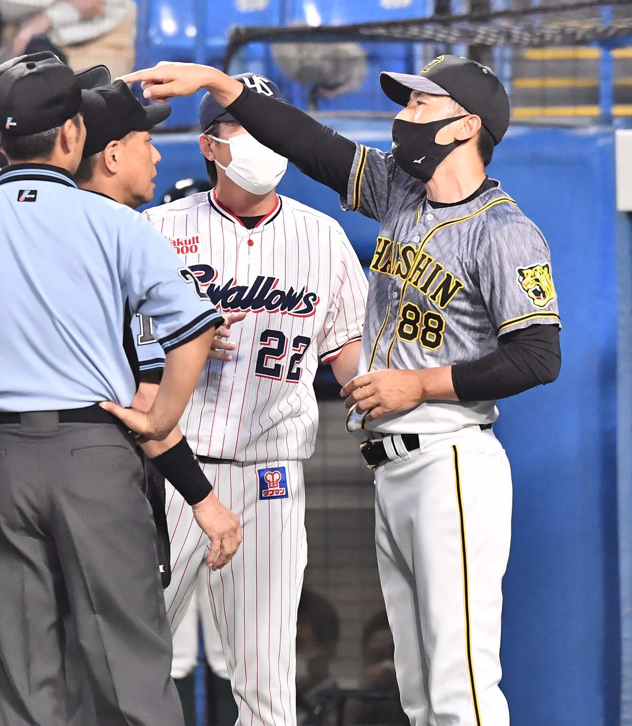 ヤクルト対阪神　5回、グラウンドで話し合う高津監督（左）と矢野監督（撮影・上田博志）