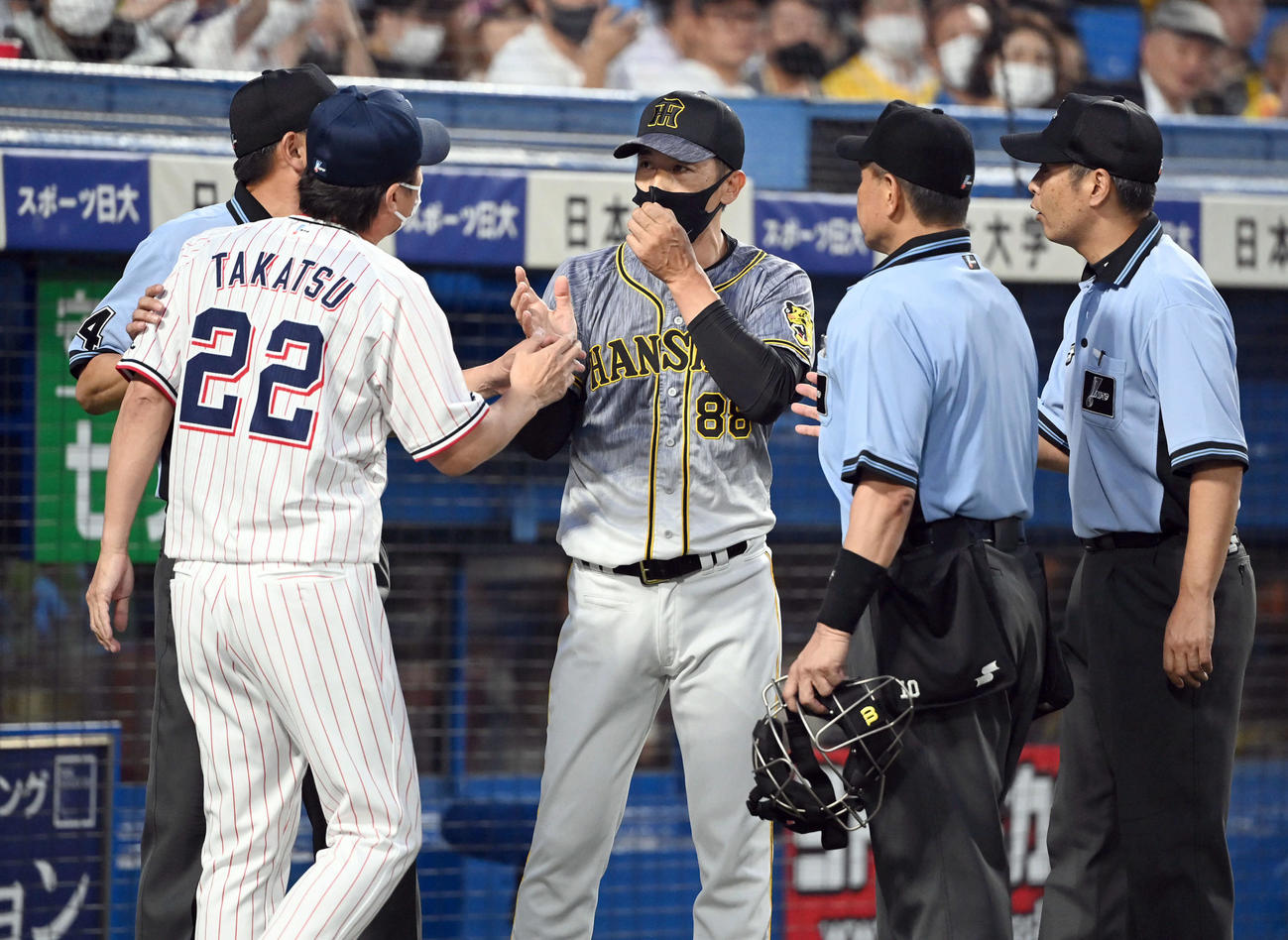 ヤクルト対阪神　5回表、審判を交え話しをするヤクルト高津監督（左）と阪神矢野監督（撮影・たえ見朱実）