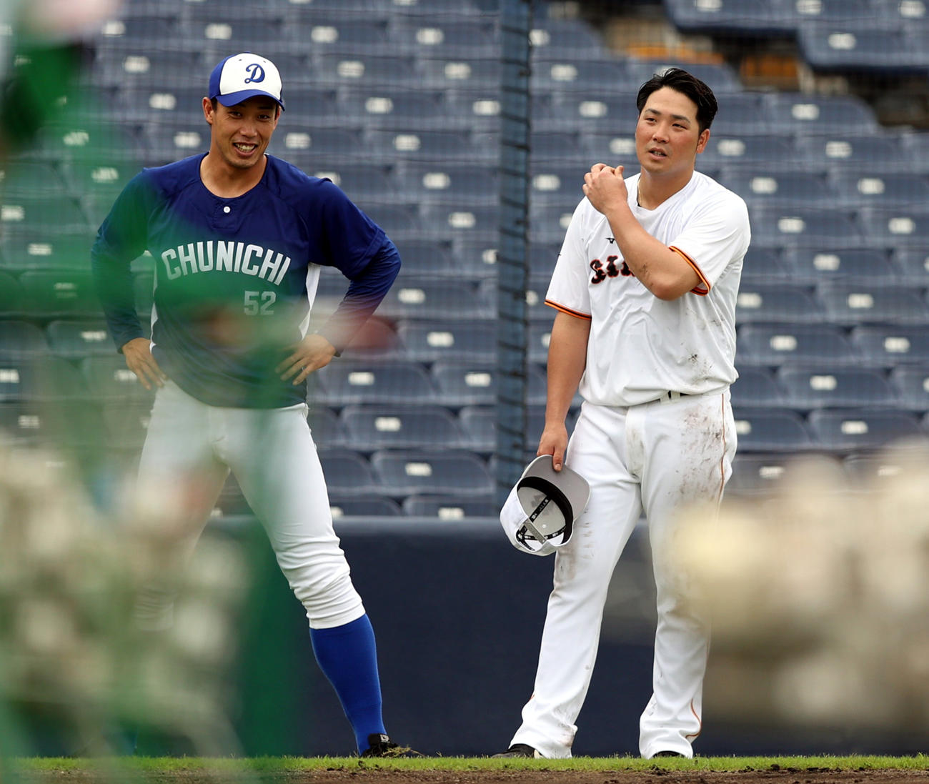 巨人対中日　試合前に談笑する加藤翔（左）と香月（撮影・狩俣裕三）