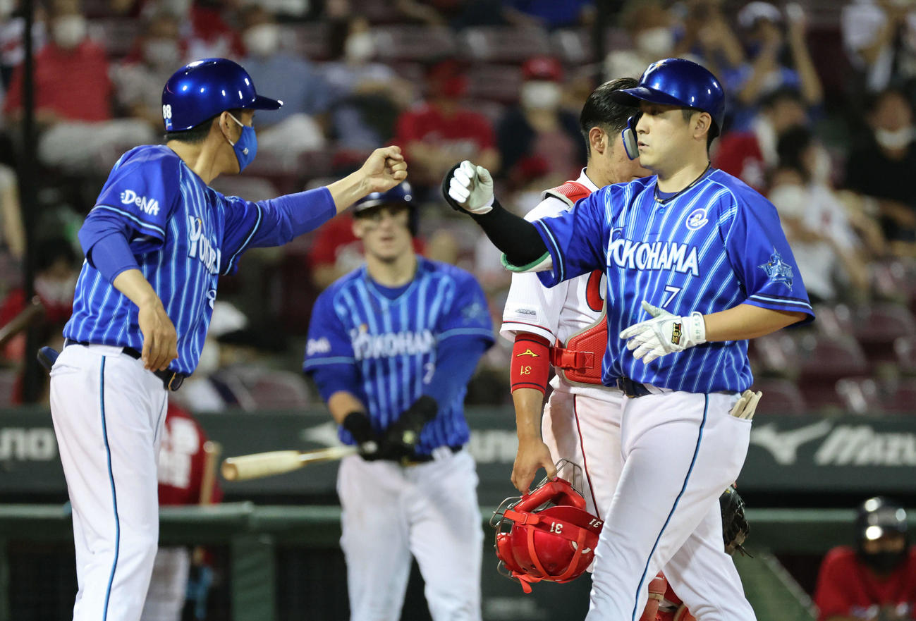 広島対DeNA 8回表DeNA2死二塁、佐野は勝ち越しの右越え2点本塁打を放つ（撮影・加藤孝規）