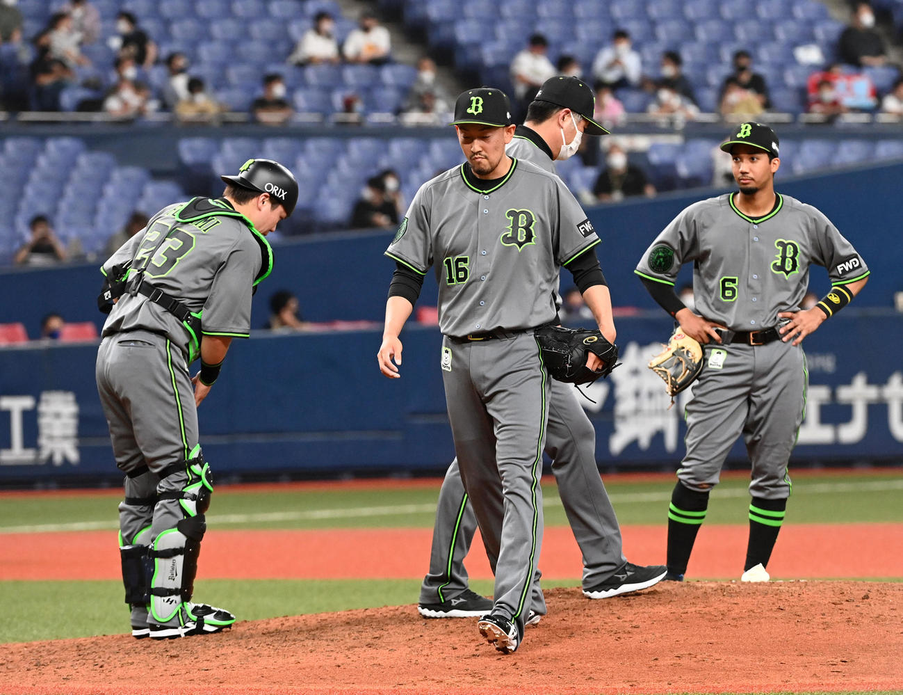 オリックス対楽天　9回表楽天1死二塁、交代する平野佳（撮影・前岡正明）