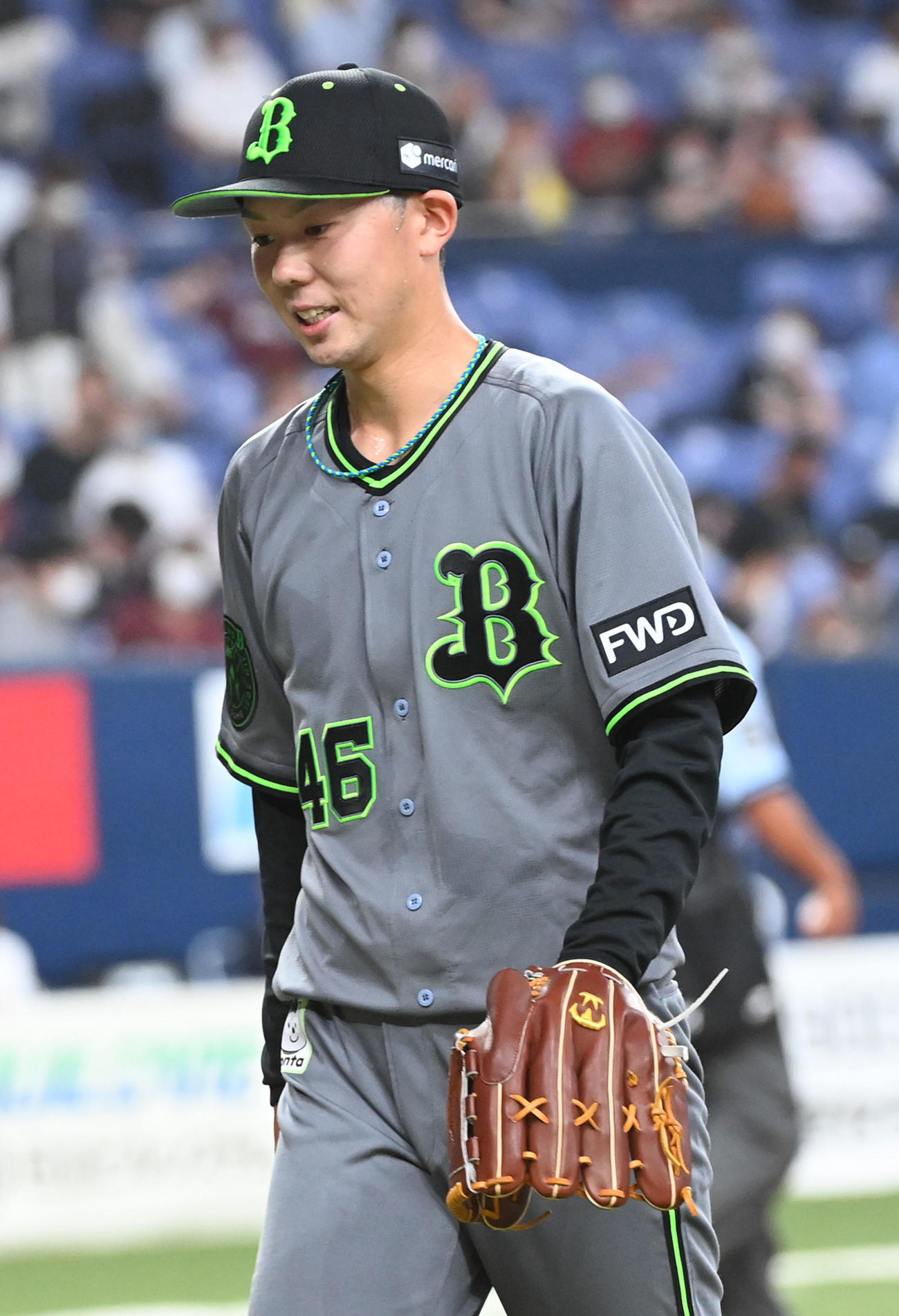 オリックス対楽天　5回、笑顔でベンチに戻る本田（撮影・前岡正明）