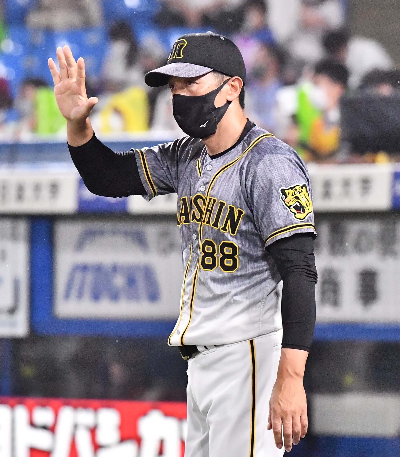 ヤクルト対阪神　選手交代を告げる矢野監督（撮影・上田博志）