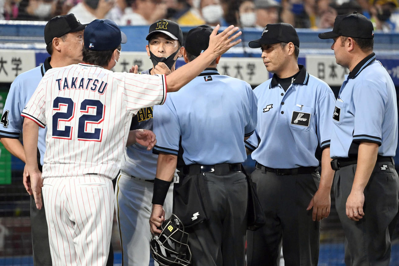 ヤクルト対阪神　5回表、審判を交え話しをするヤクルト高津監督（左）と阪神矢野監督（撮影・たえ見朱実）