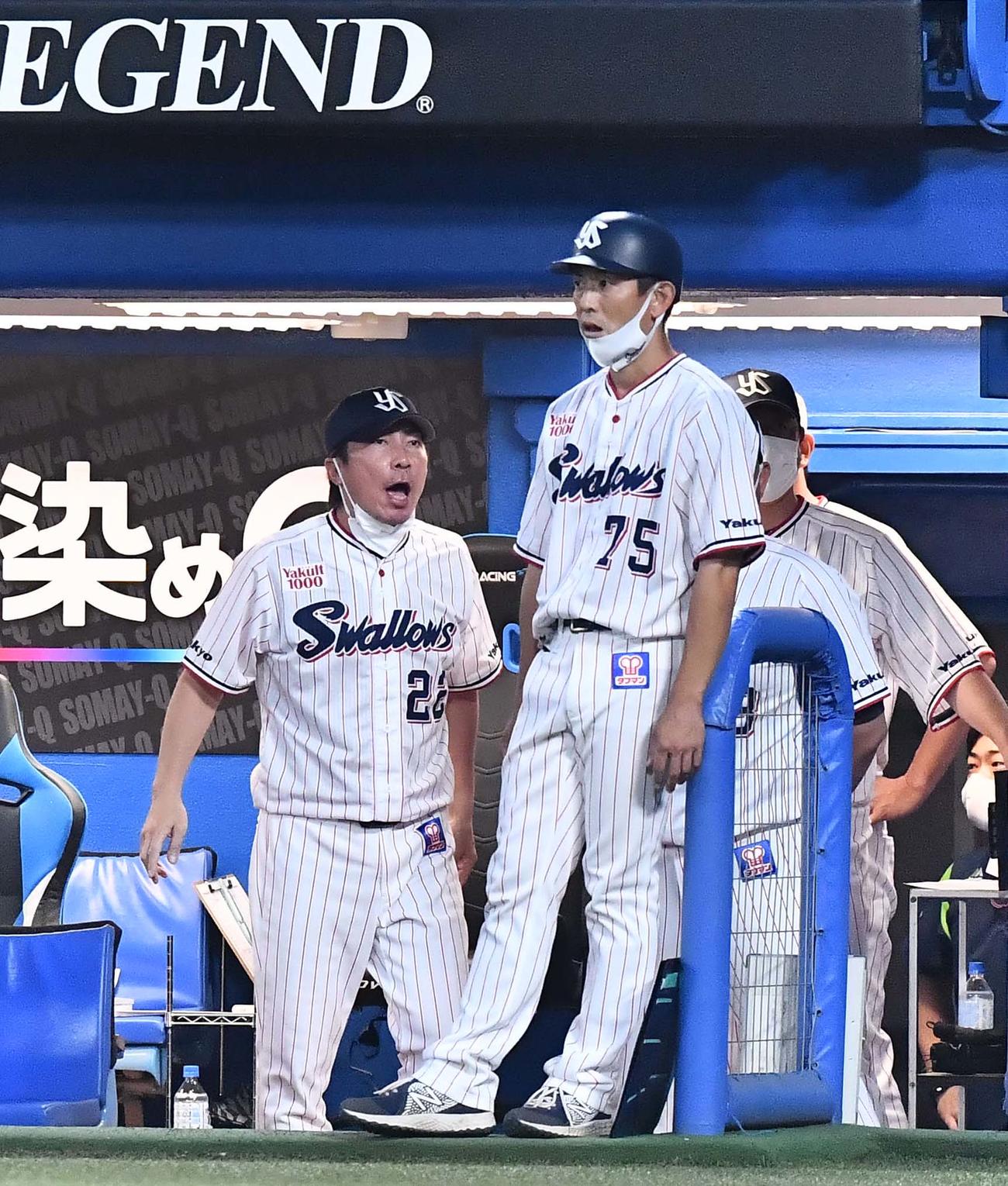 ヤクルト対阪神　5回、阪神ベンチに向かって声を荒げる高津監督（左）（撮影・上田博志）