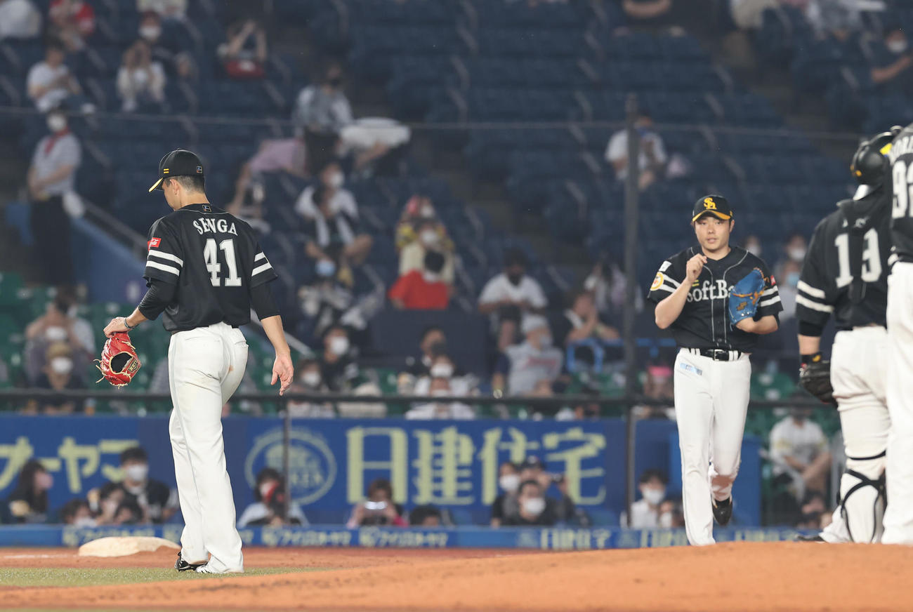 ロッテ対ソフトバンク　3回裏ロッテ2死二塁、松本（右）に代わり降板する千賀（撮影・垰建太）