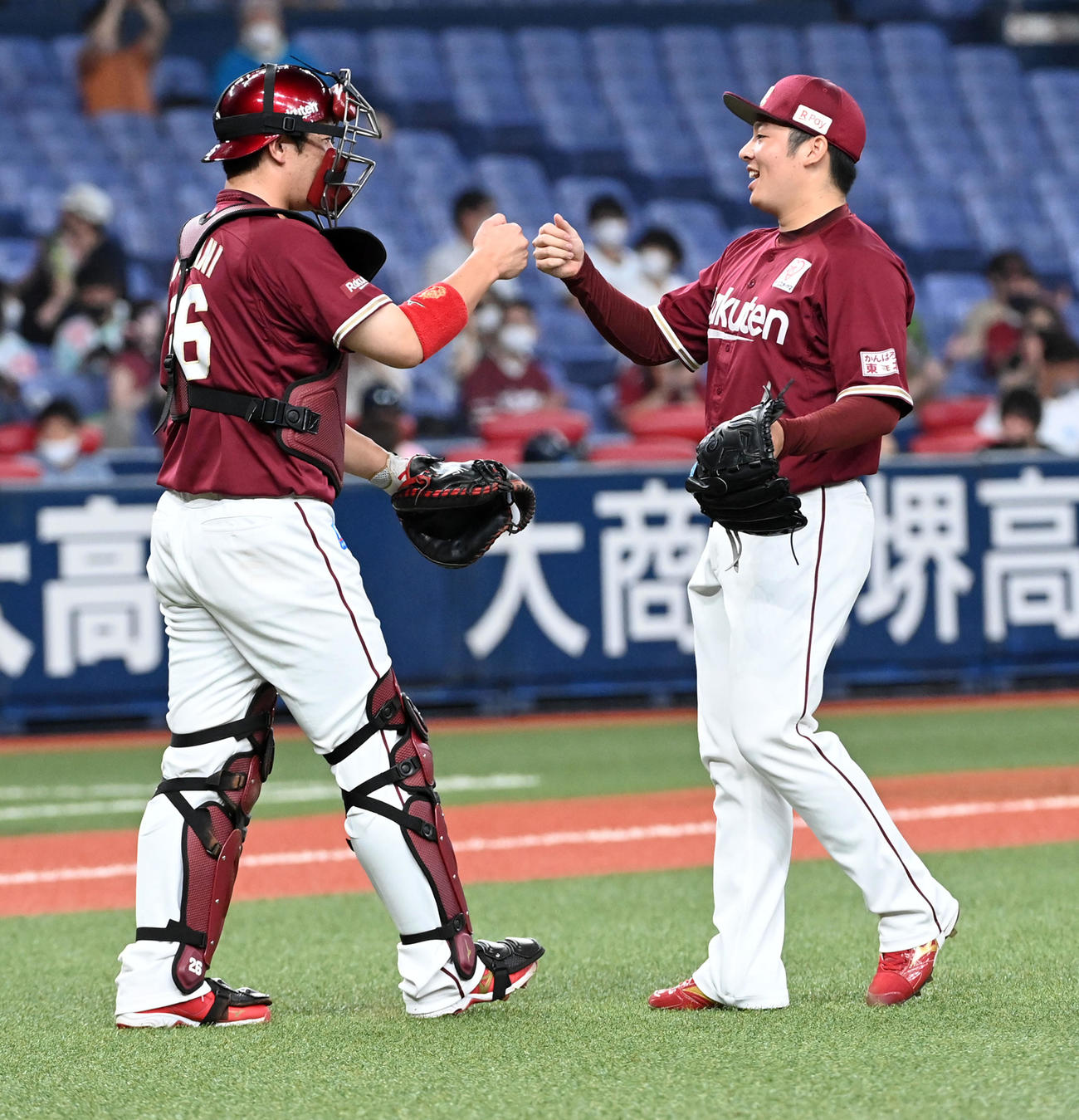 オリックス対楽天　オリックスに勝利し、最後を締めた松井（右）とタッチを交わす炭谷（撮影・前岡正明）