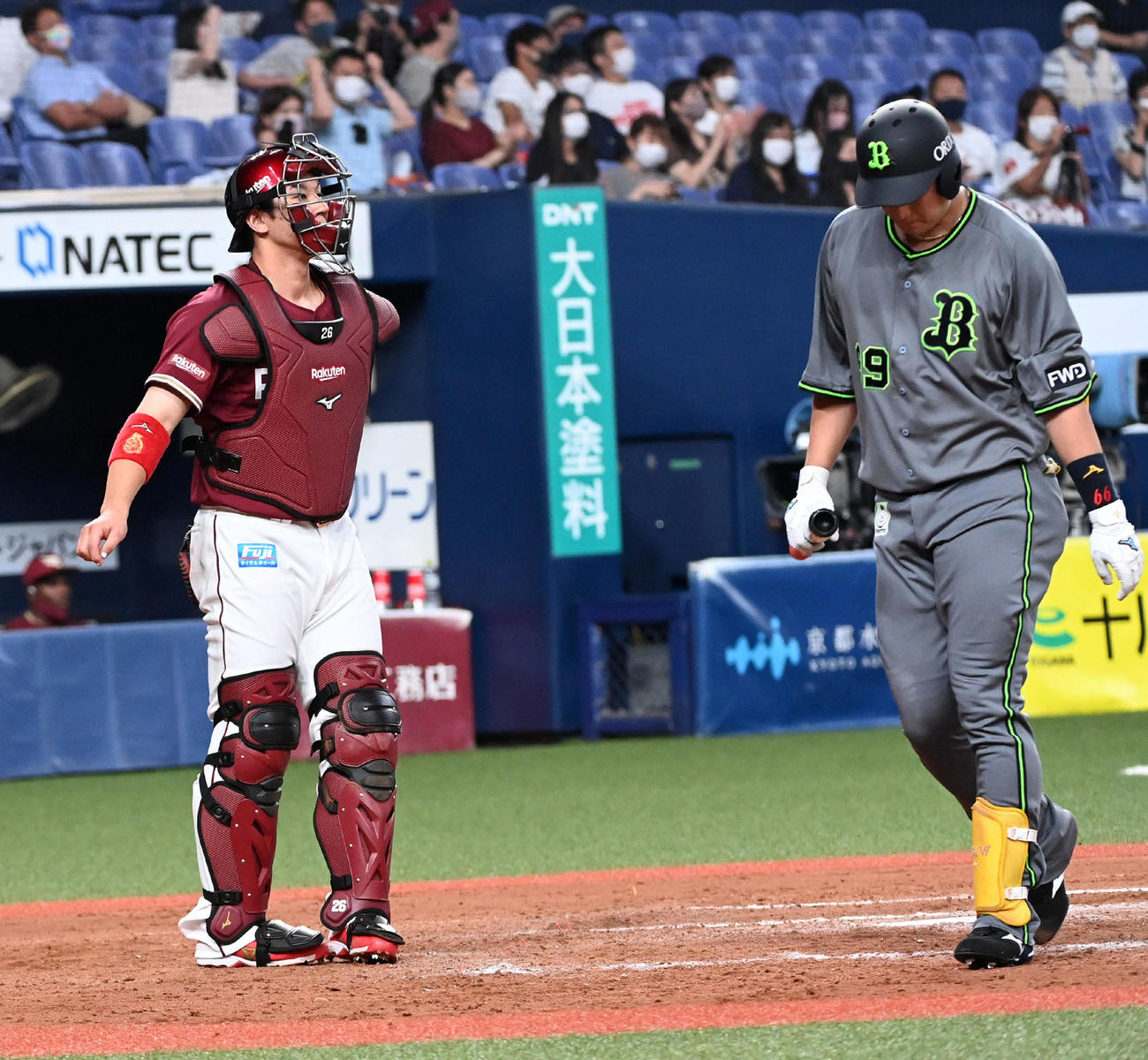 オリックス対楽天　9回裏、移籍後初出場した楽天炭谷（左）。（右）は三振に倒れた杉本（右）（撮影・前岡正明）