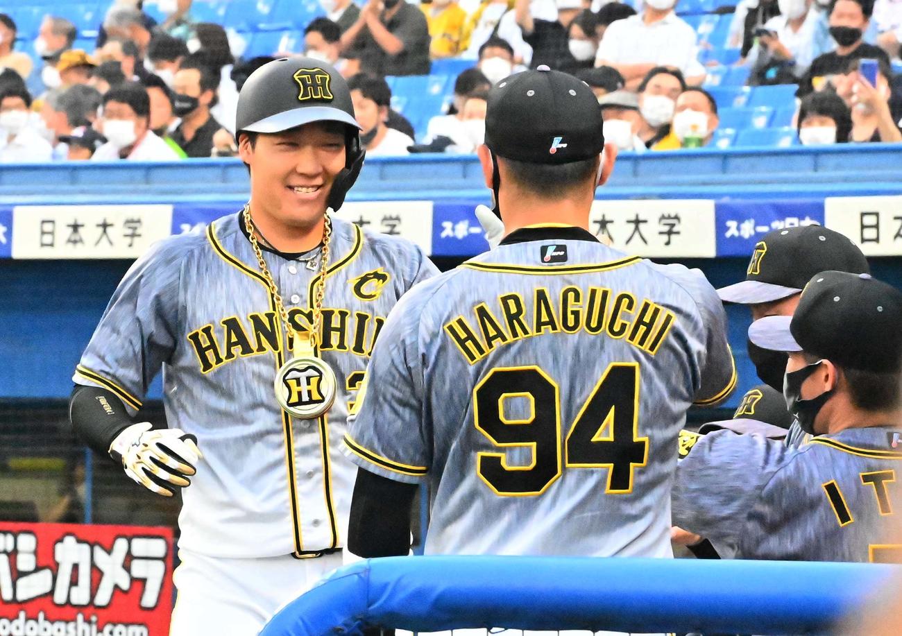 ヤクルト対阪神　3回表阪神無死、左越えに先制ソロ本塁打を放った大山はメダルを胸にナインに迎えられる（撮影・上田博志）