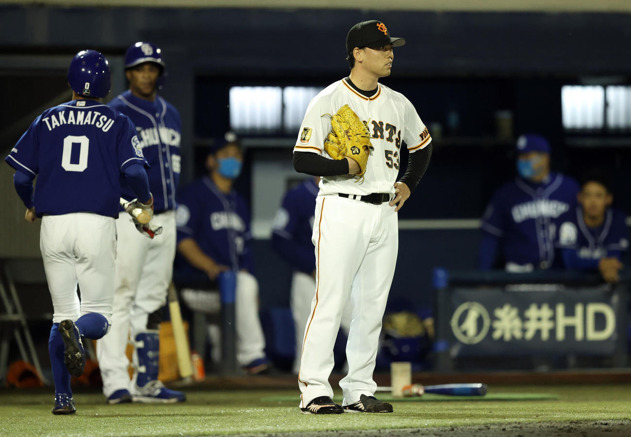 巨人対中日　8回表中日無死一、三塁、大島に適時打を打たれる高梨（右）。左は生還した高松（撮影・狩俣裕三）
