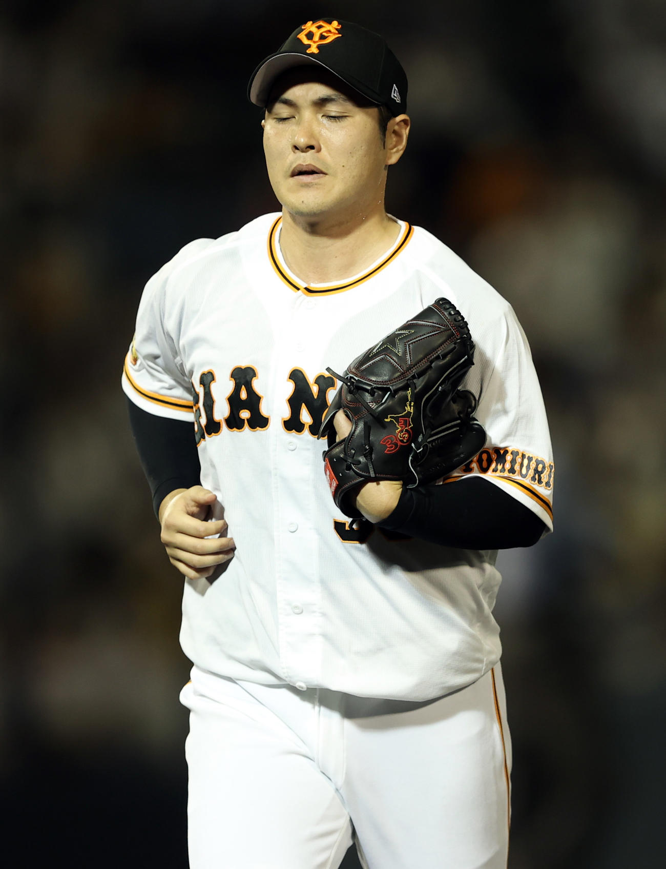 巨人対中日　8回表途中、降板する鍵谷（撮影・狩俣裕三）