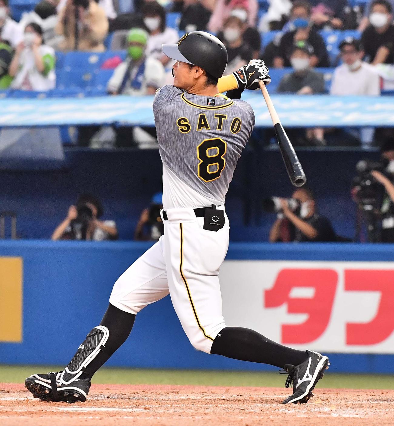 ヤクルト対阪神　4回表阪神1死一、二塁、右中間へ適時二塁打を放つ佐藤輝（撮影・上田博志）
