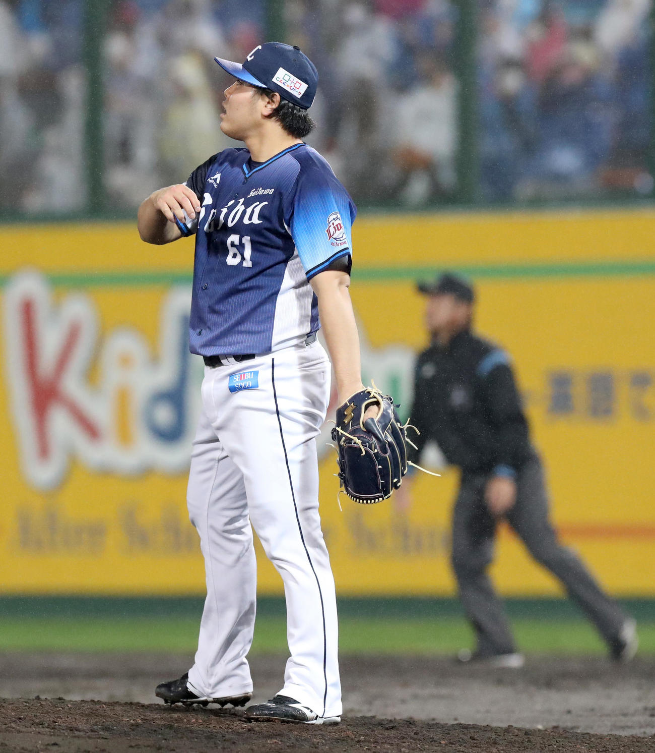 日本ハム対西武　9回裏日本ハム2死一塁、高浜にサヨナラ適時二塁打を打たれ引き揚げる西武平良（撮影・佐藤翔太）
