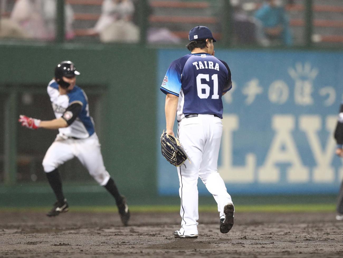 日本ハム対西武　9回裏日本ハム2死一塁、高浜にサヨナラ打を浴び引き揚げる平良（撮影・黒川智章）
