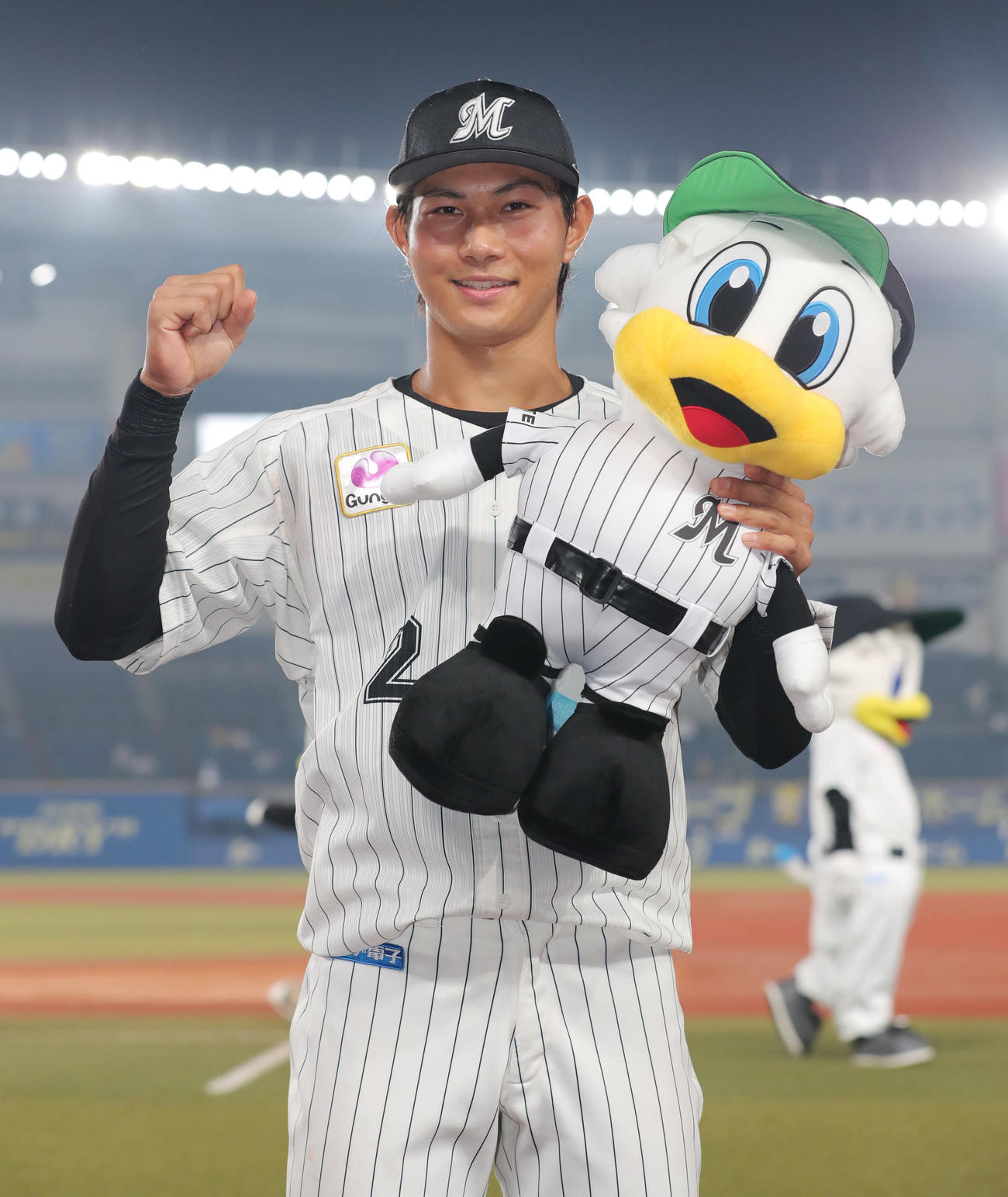ロッテ対ソフトバンク　ソフトバンクに勝利しガッツポーズで写真に納まるロッテ藤原（撮影・垰建太）