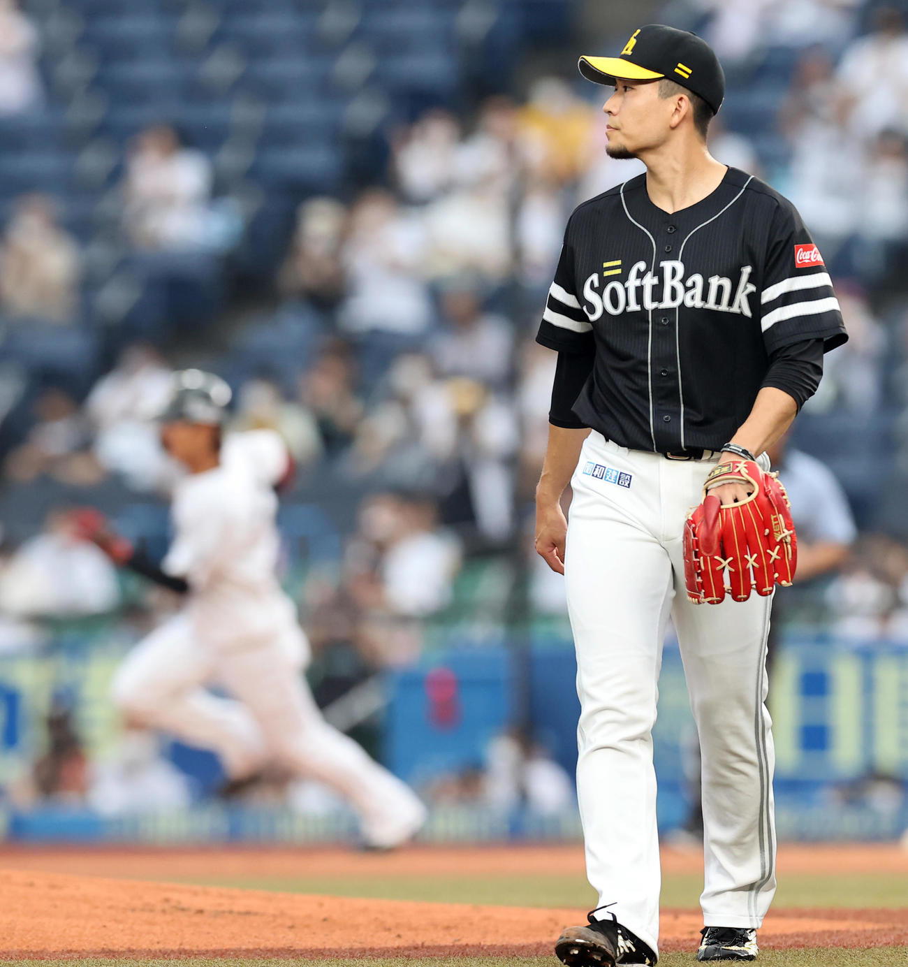 ロッテ対ソフトバンク　1回裏ロッテ1死、藤原（左）に三塁打を許す千賀（撮影・垰建太）