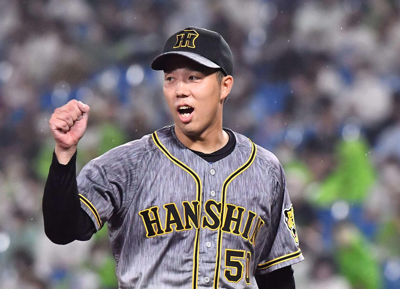 ヤクルト対阪神　ヤクルト打線を8回無失点に抑えガッツポーズを見せる阪神青柳（撮影・上田博志）
