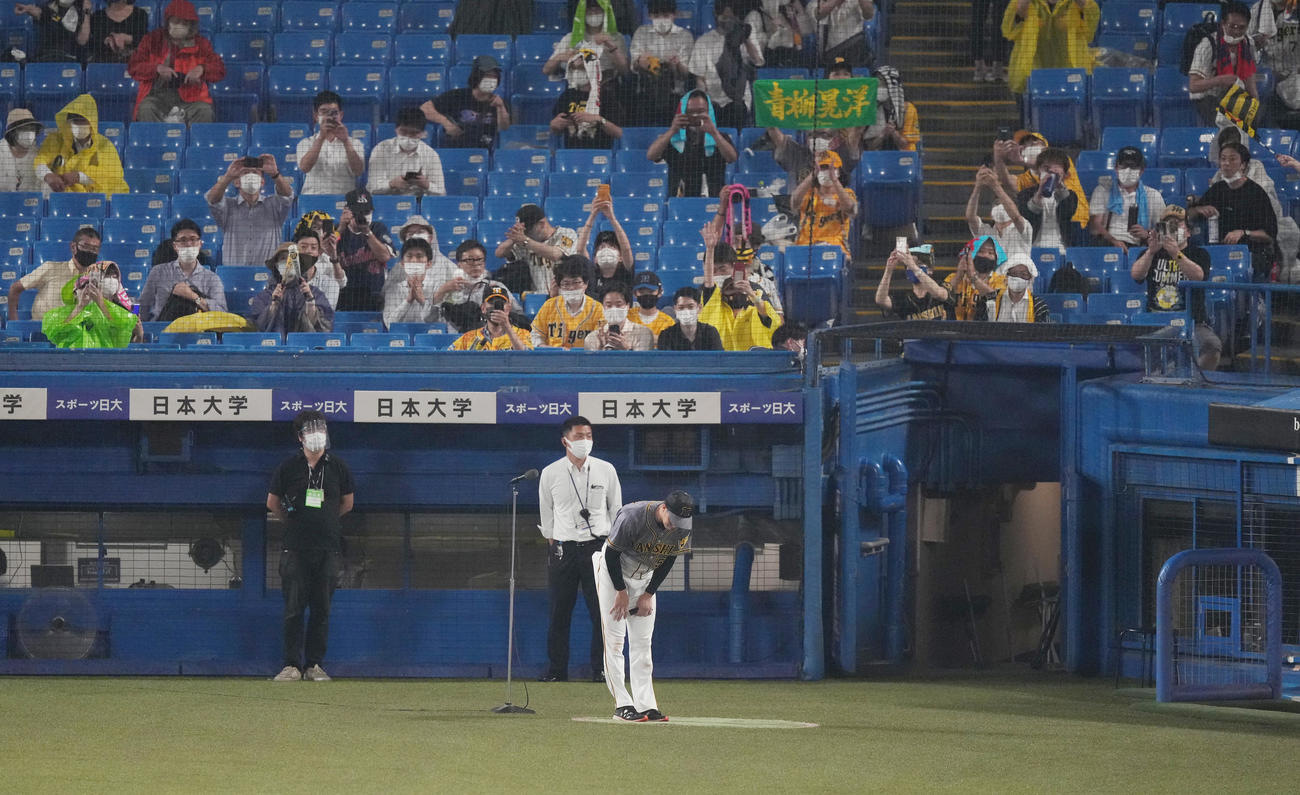 今季8勝目を挙げ、ヒーローインタビューでファンにお辞儀をする阪神青柳（撮影・菅敏）