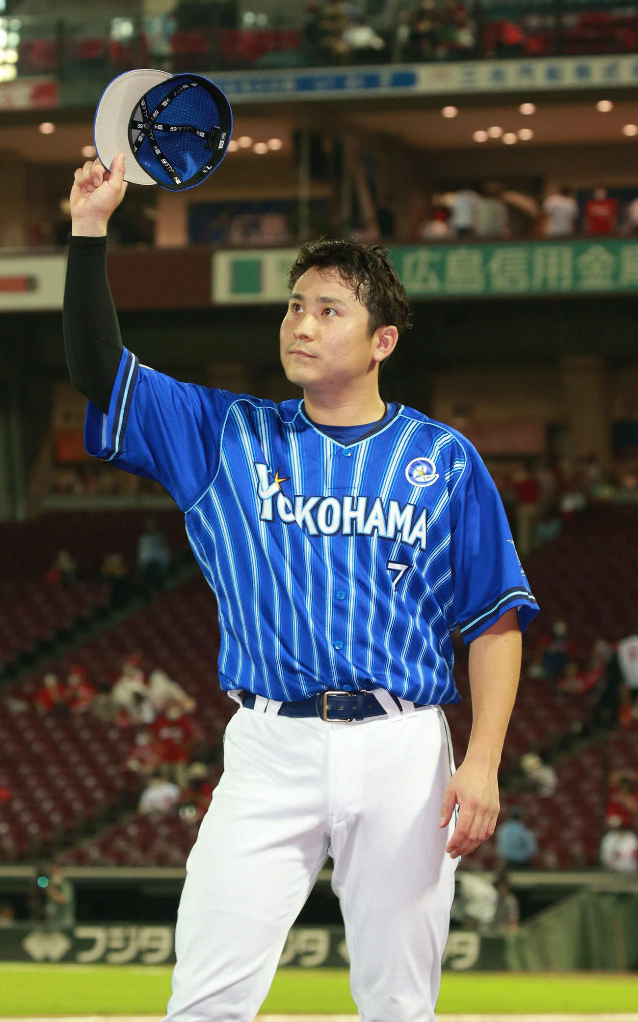広島対DeNA　ファンの声援に応える佐野