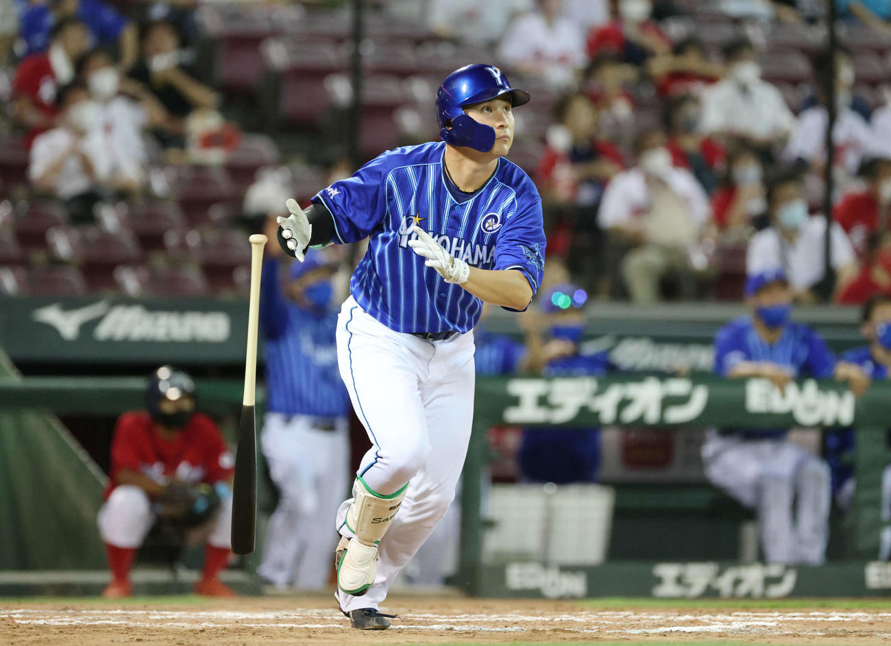 広島対DeNA 8回表DeNA2死二塁、佐野は勝ち越しの右越え2点本塁打を放つ（撮影・加藤孝規）