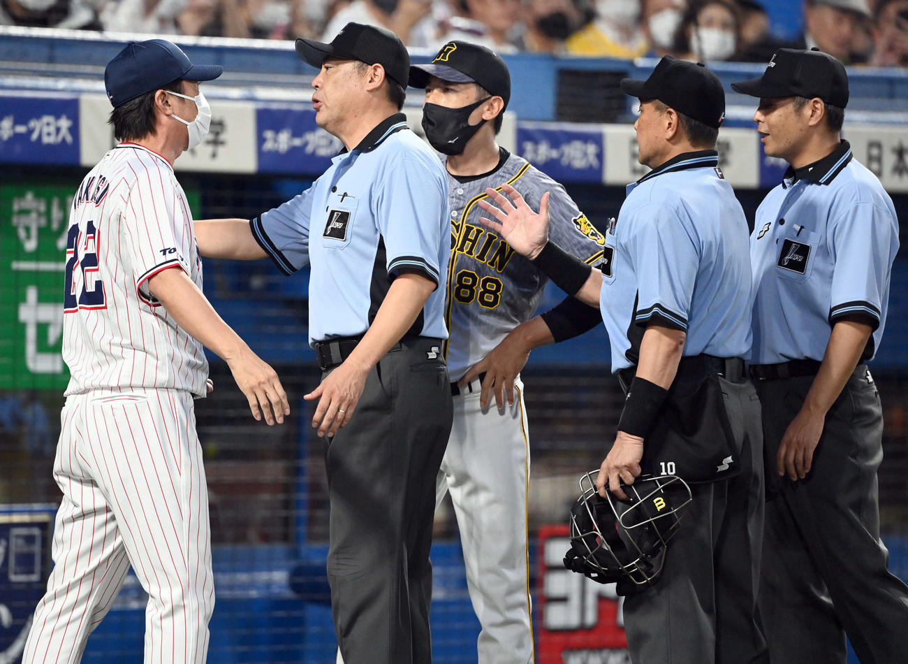 ヤクルト対阪神　5回表、審判を交え話しをするヤクルト高津監督（左）と阪神矢野監督（撮影・たえ見朱実）