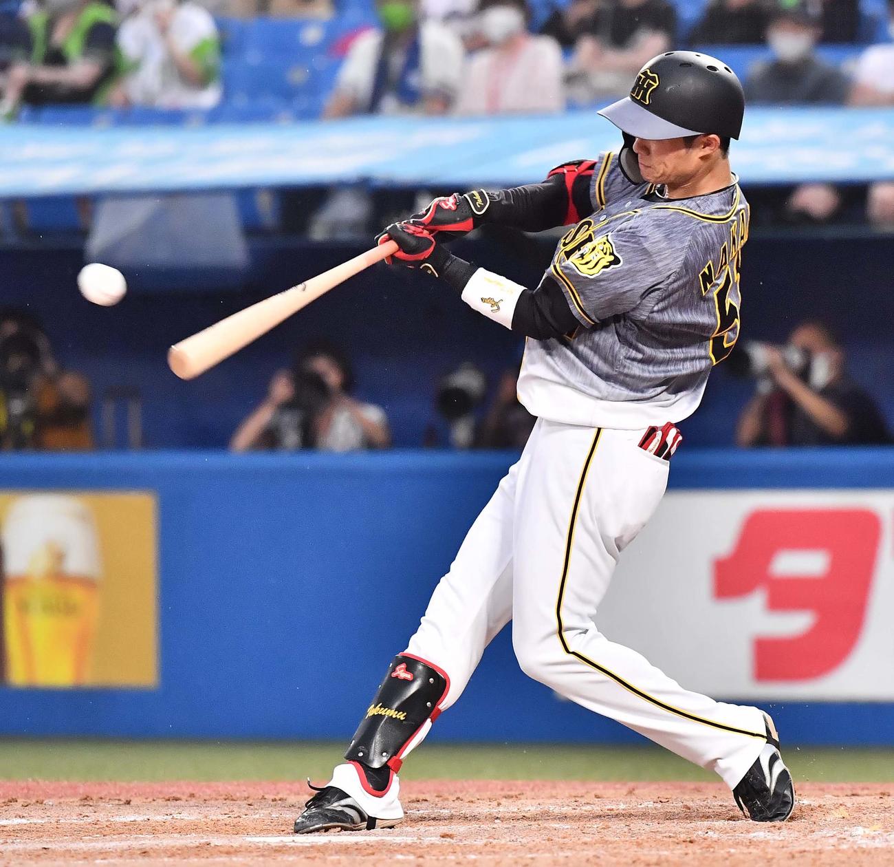 ヤクルト対阪神　4回表阪神2死一、二塁、右前に適時打を放つ中野拓夢（撮影・上田博志）