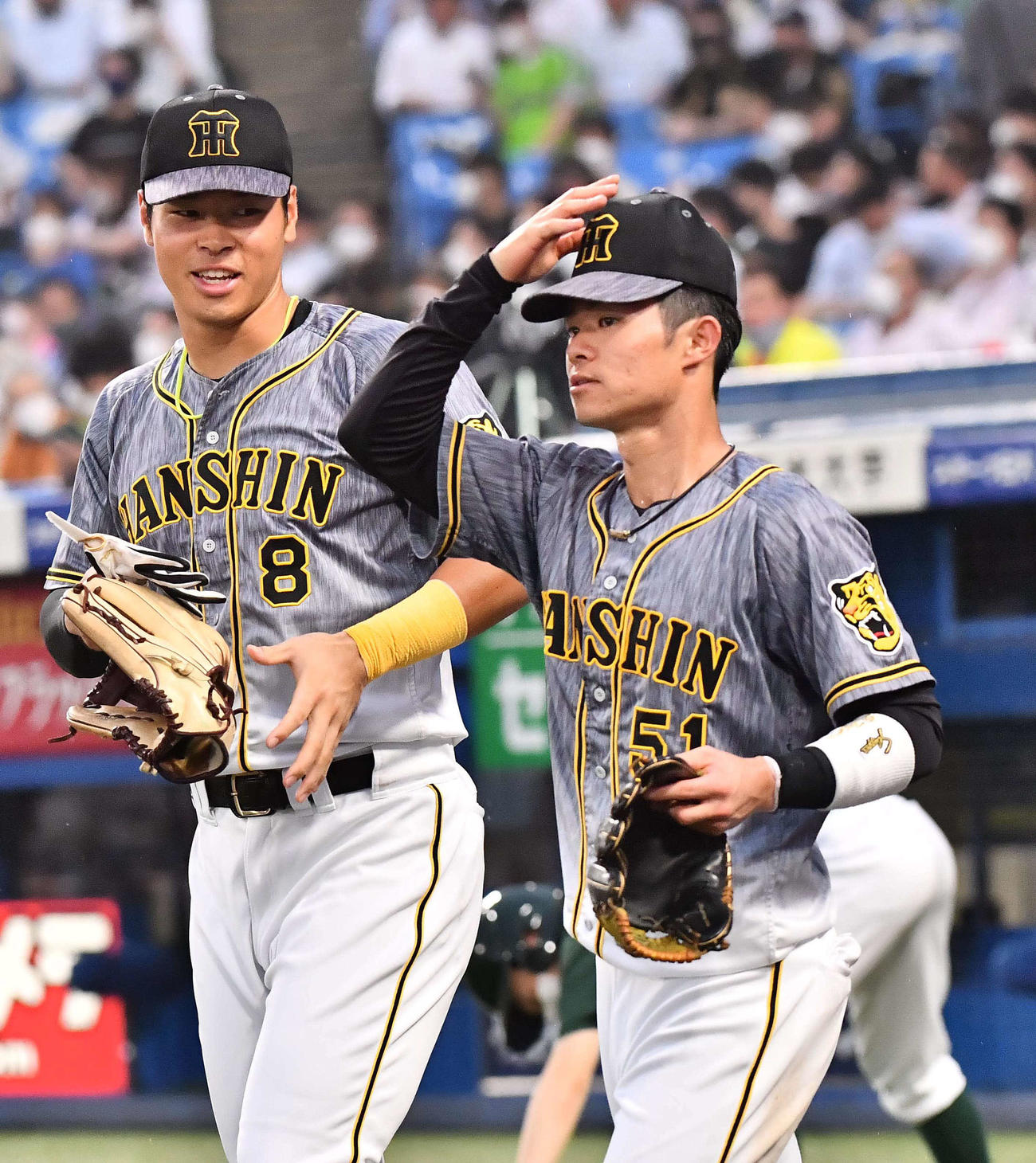 ヤクルト対阪神　4回、適時打を放った佐藤輝（左）と中野（撮影・上田博志）
