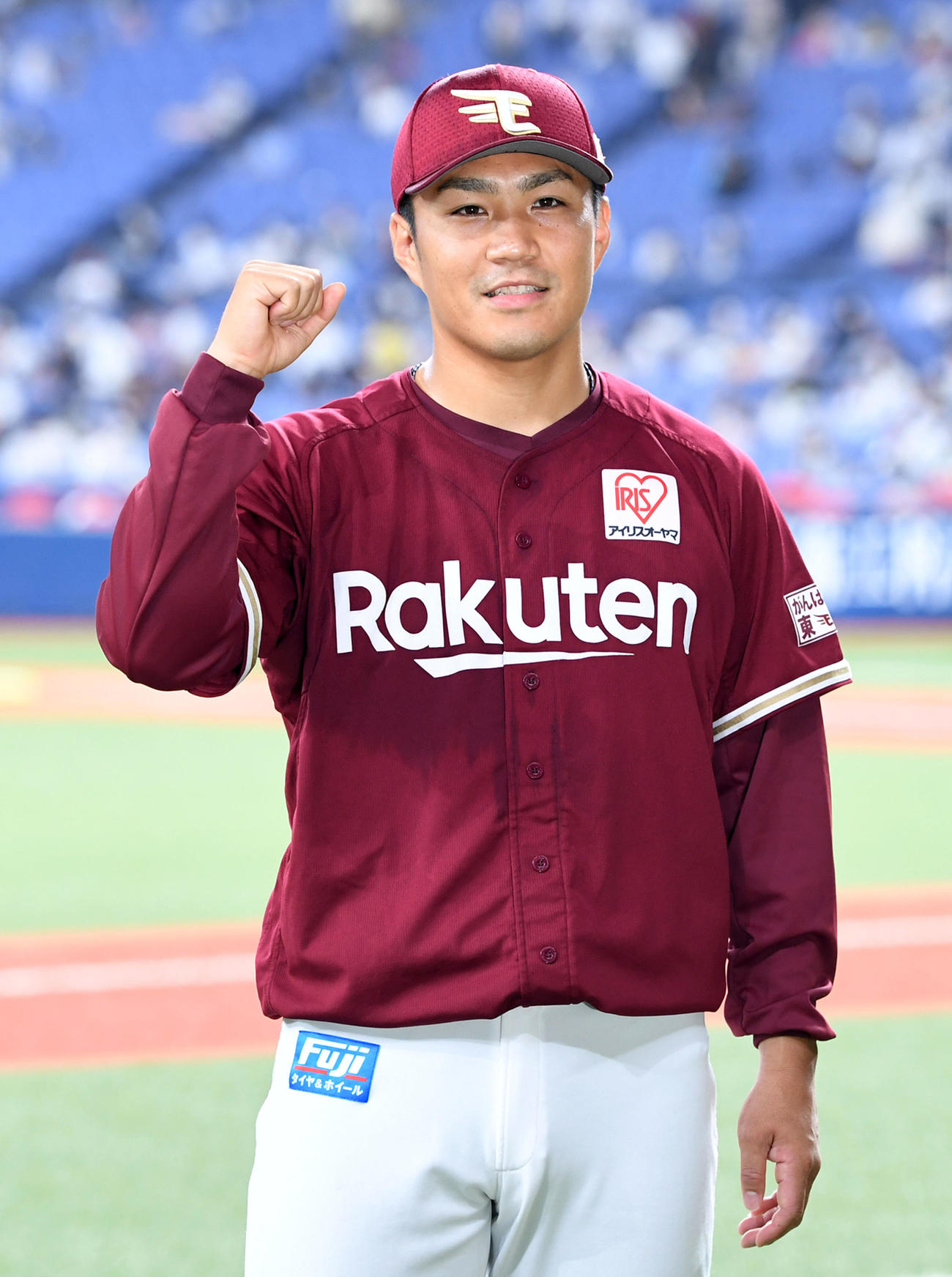 オリックス対楽天　ヒーローインタビューでガッツポーズの則本昂（撮影・前岡正明）
