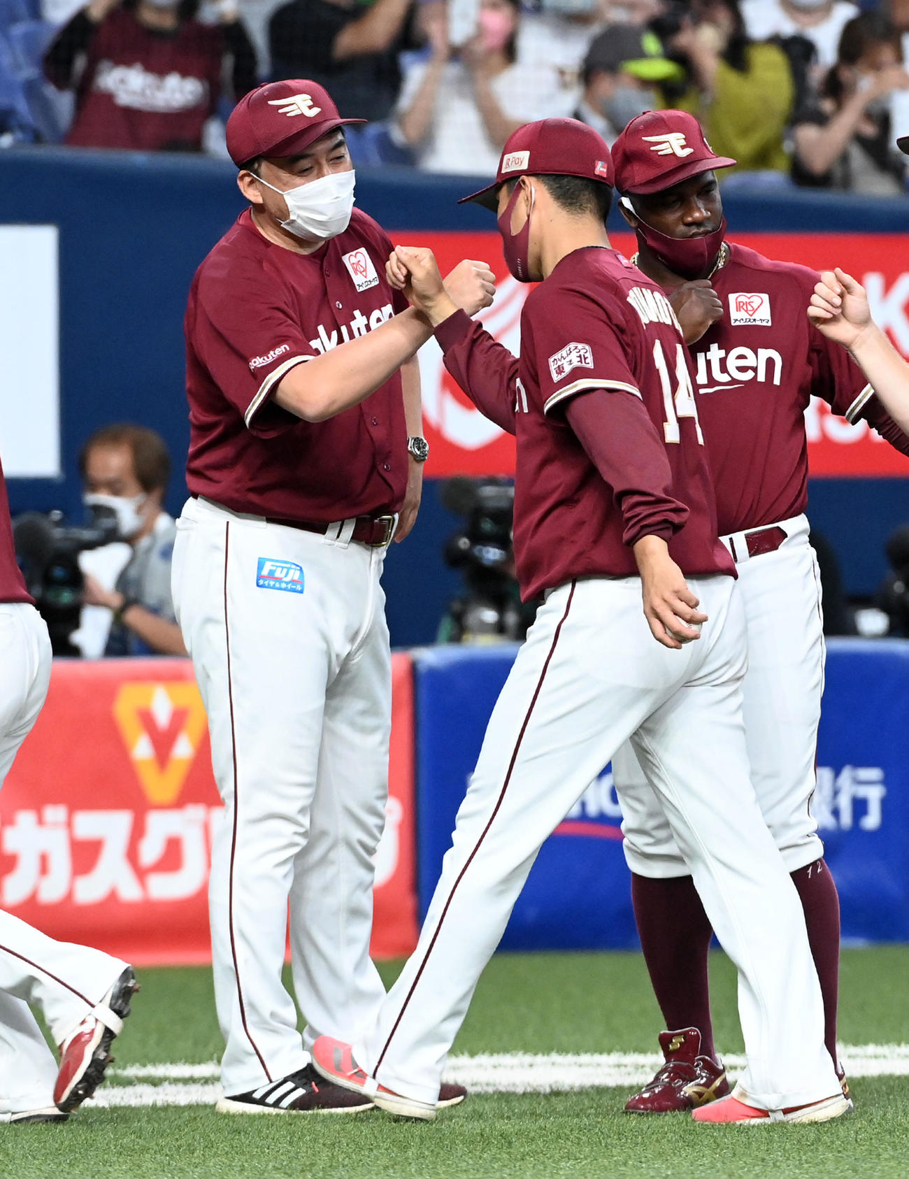 オリックス対楽天　則本昂（右）を迎える石井監督（撮影・前岡正明）