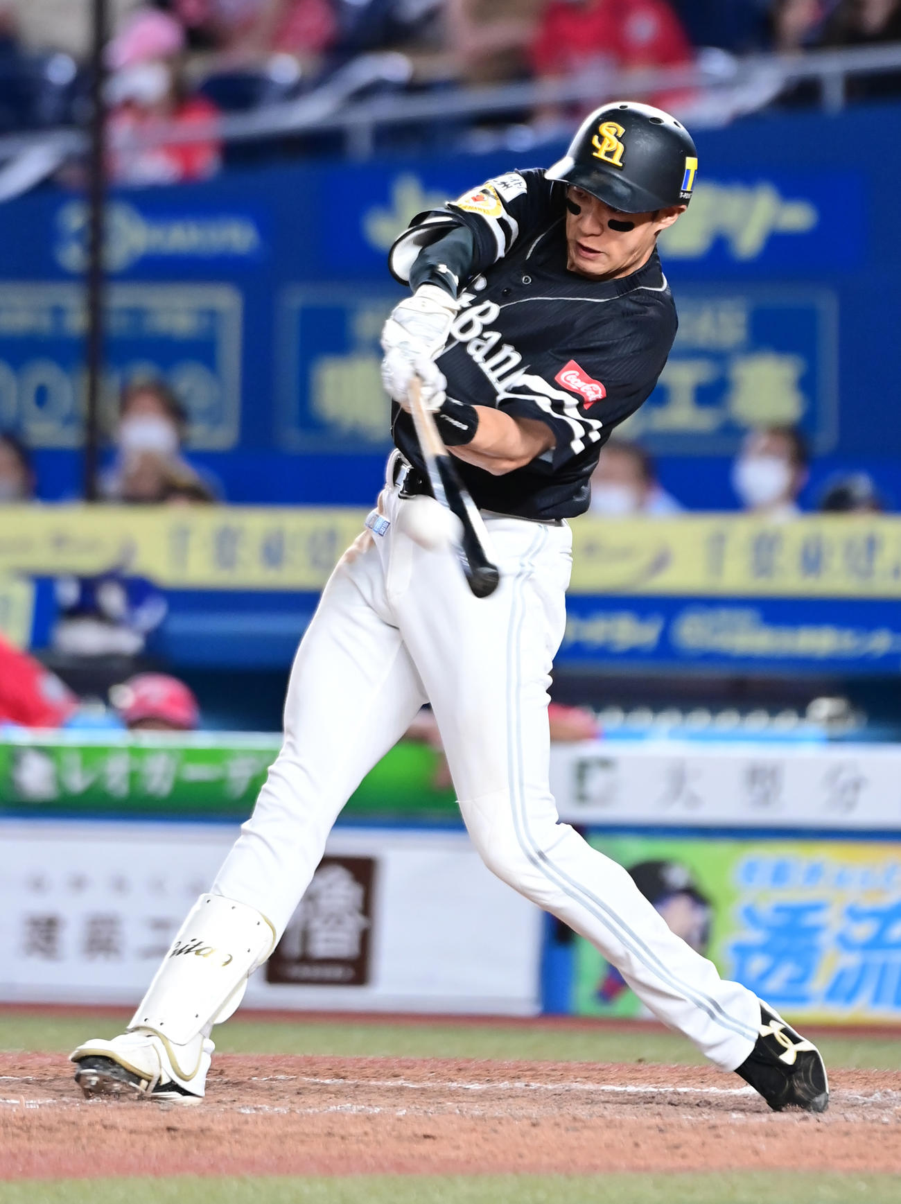 左越えソロ本塁打を放つソフトバンク柳田（2021年6月24日撮影）