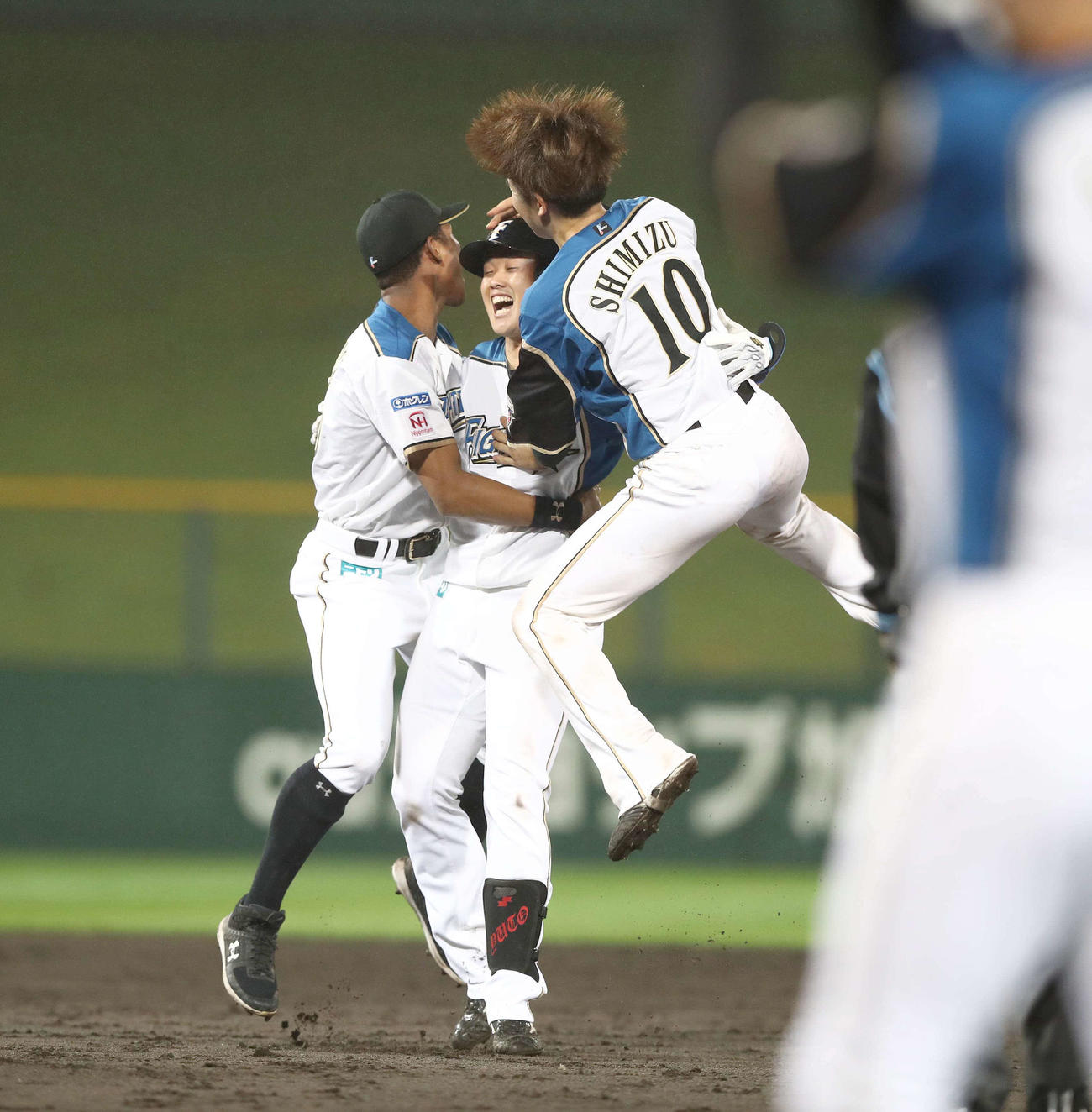 日本ハム対西武　9回裏日本ハム2死一塁、中越えサヨナラ二塁打を放ちナインに祝福される高浜（中央）（撮影・黒川智章）