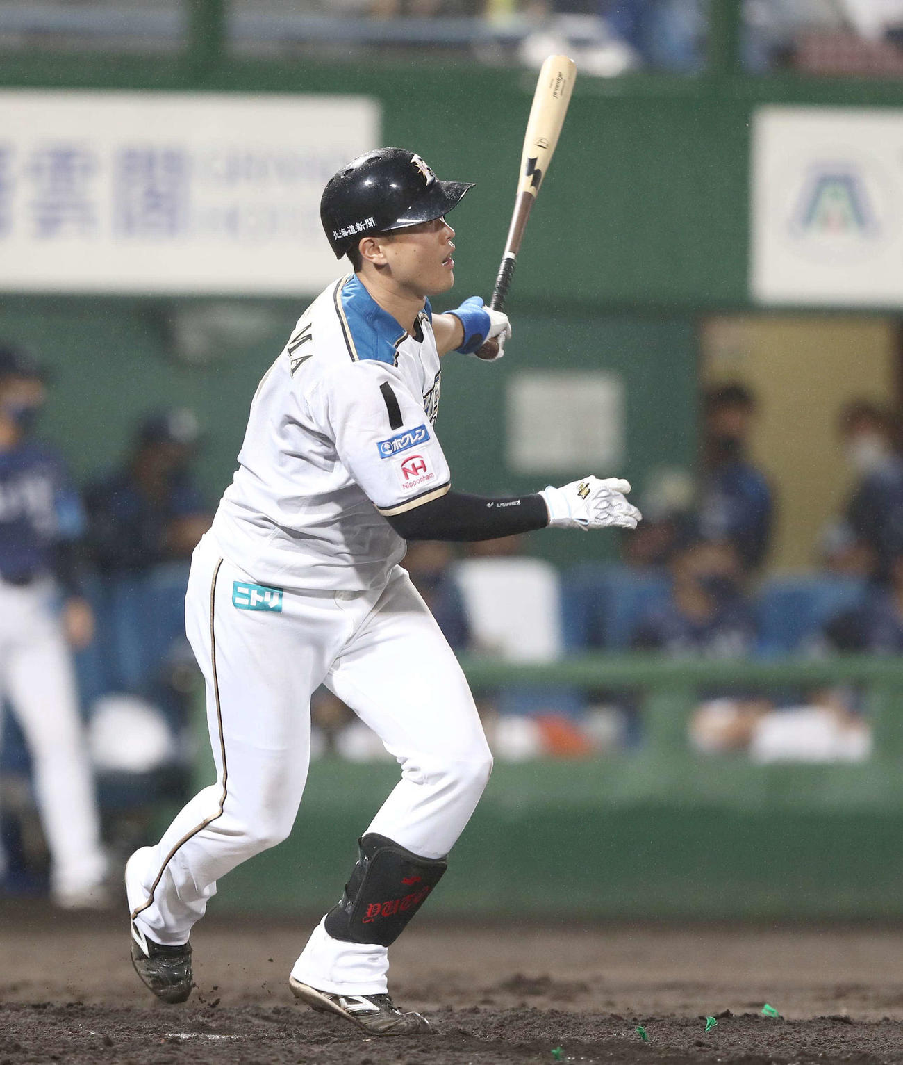 日本ハム対西武　9回裏日本ハム2死一塁、中越えサヨナラ二塁打を放つ高浜（撮影・黒川智章）