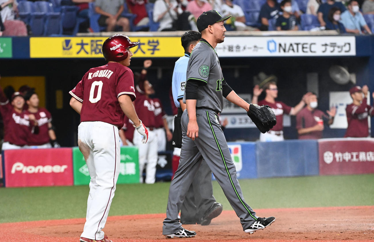 オリックス対楽天　9回表楽天1死二塁、辰己に左前適時打を打たれた平野佳。左は生還した小深田（撮影・前岡正明）