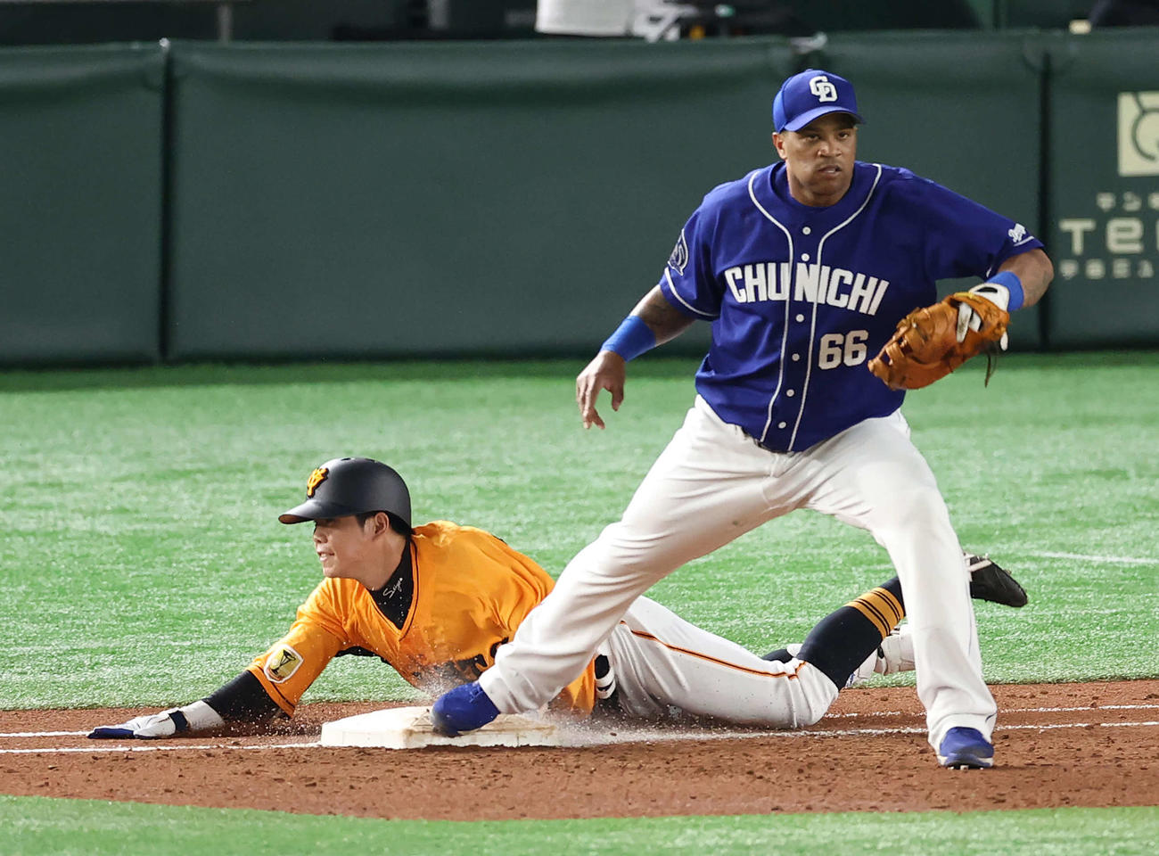 巨人対中日　4回裏巨人2死、ヘッドスライディングを見せるも遊ゴロに倒れる松原。一塁手ビシエド（撮影・河野匠）