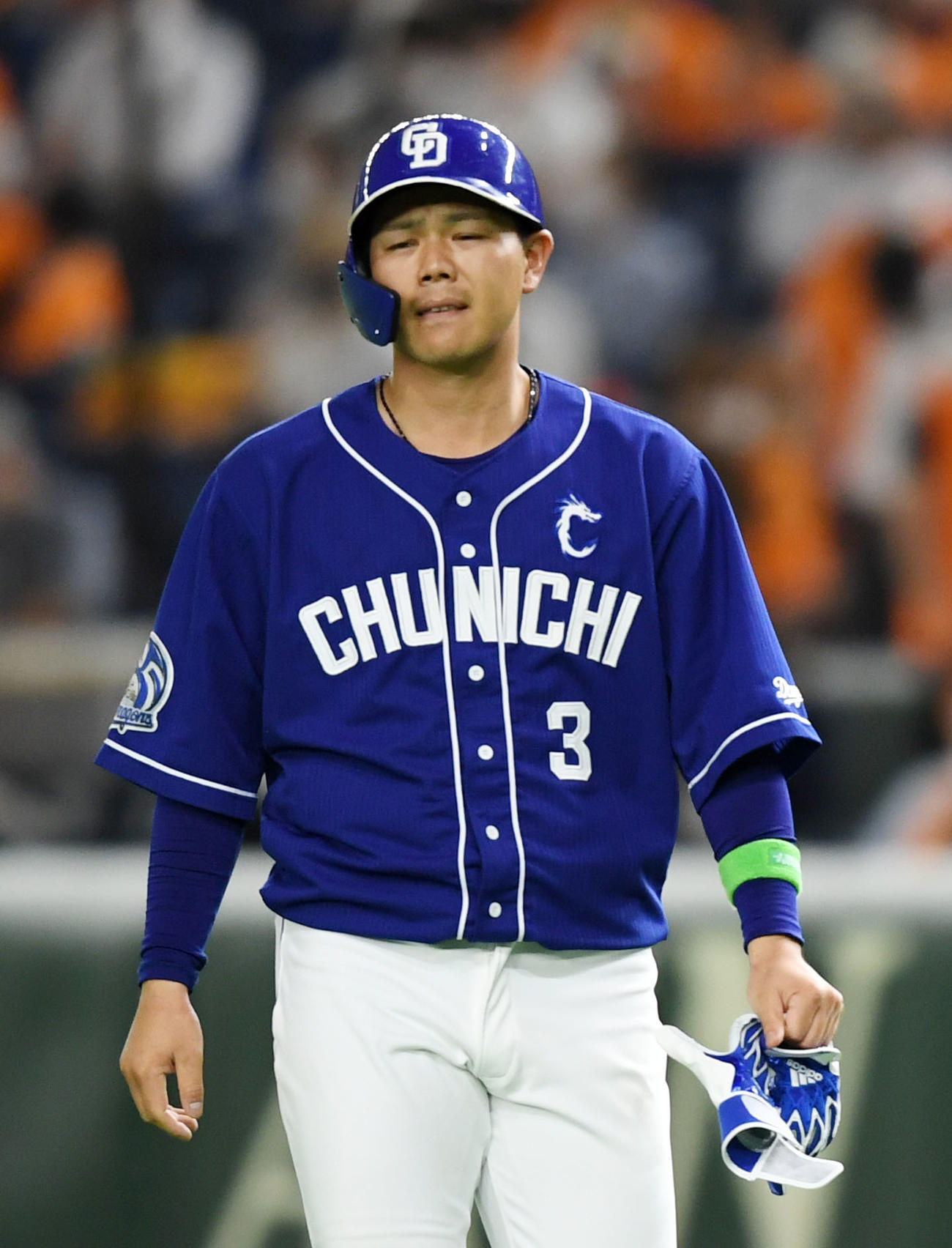 巨人対中日　8回表中日1死一、二塁、遊併殺打に倒れ肩を落とす高橋周（撮影・横山健太）