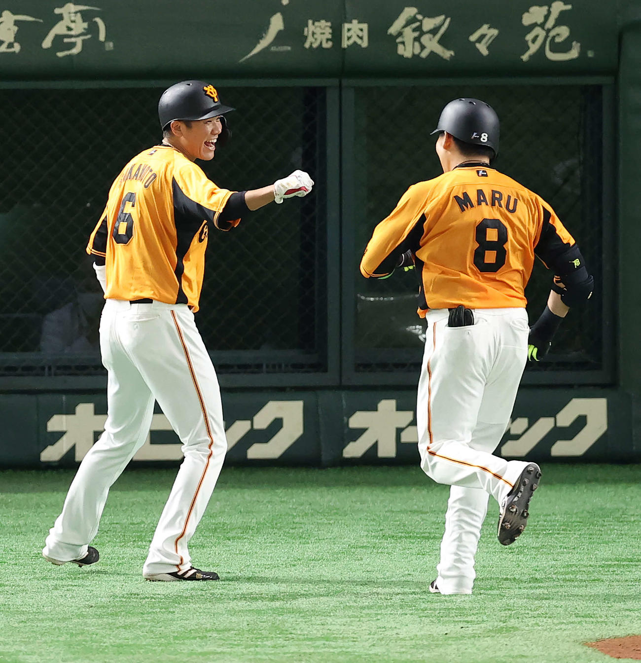 巨人対中日　4回裏巨人無死一塁、左越え2点本塁打を放った丸（右）を笑顔で迎える坂本（撮影・河野匠）