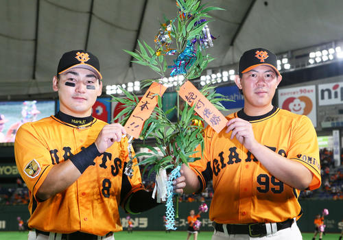 巨人対中日　七夕の夜に勝利し笑顔を見せる巨人の丸（左）と山口（撮影・足立雅史）